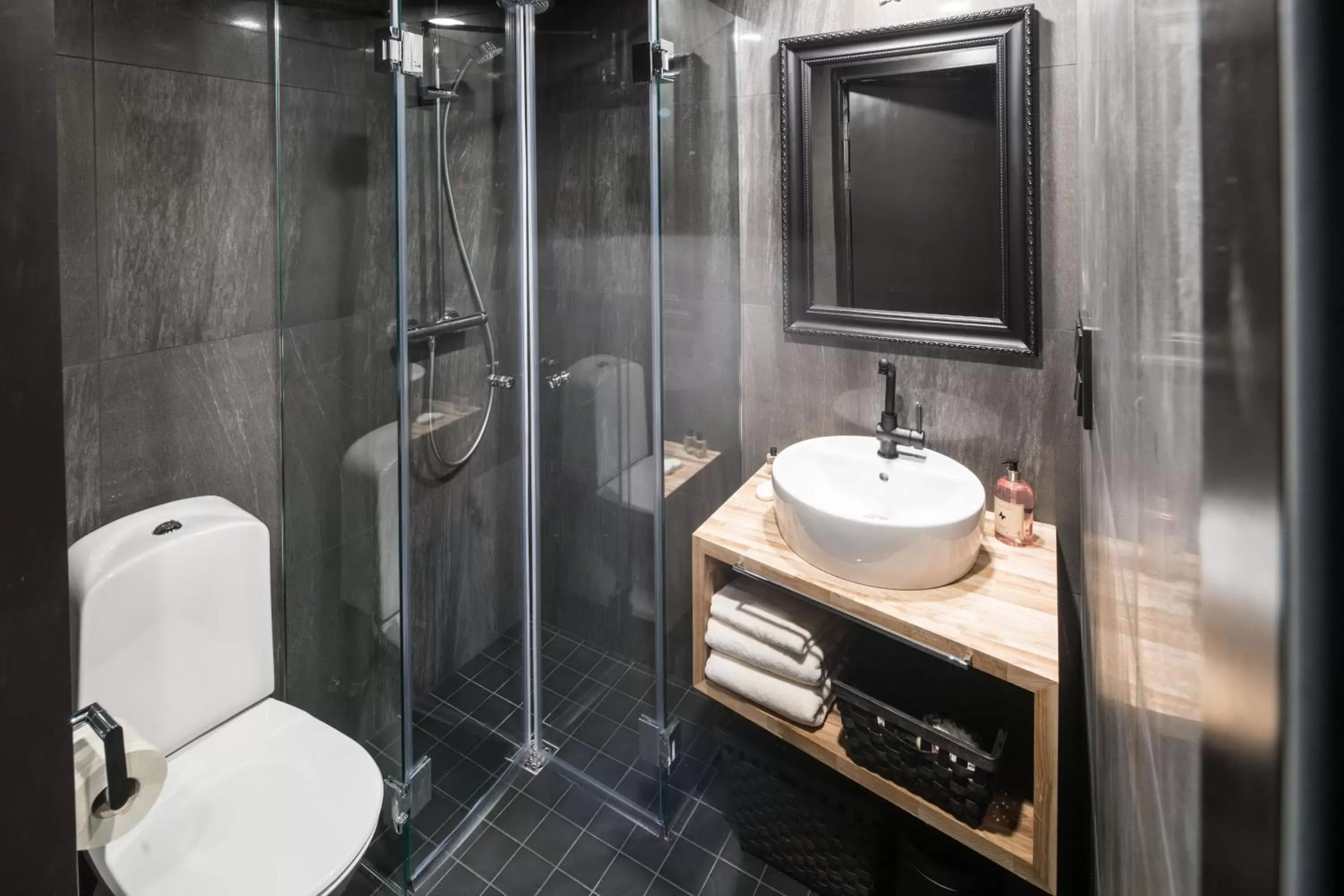 Shower, Bathroom in Arctic TreeHouse Hotel