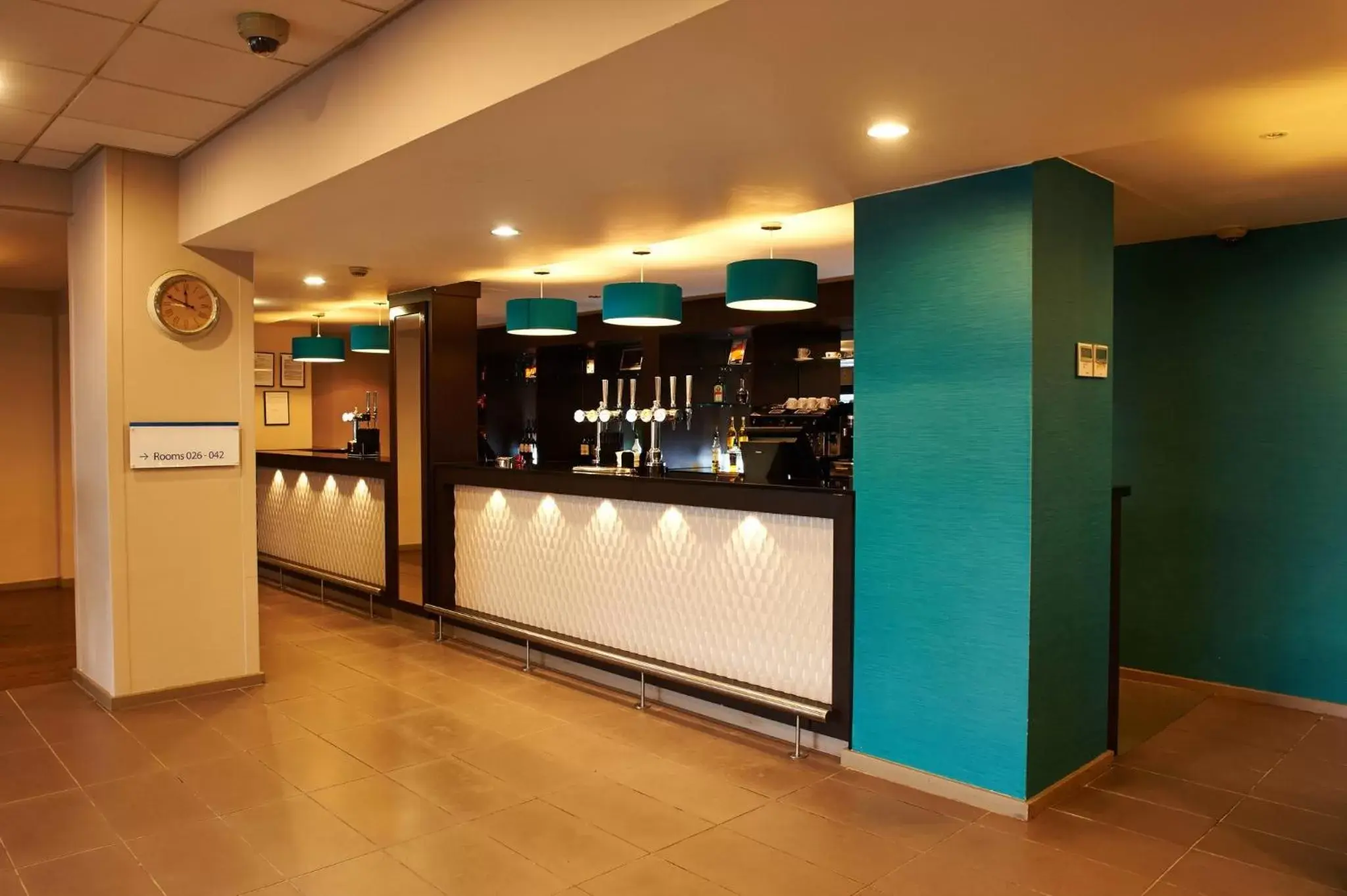 Lounge or bar in Holiday Inn Express Manchester Airport, an IHG Hotel