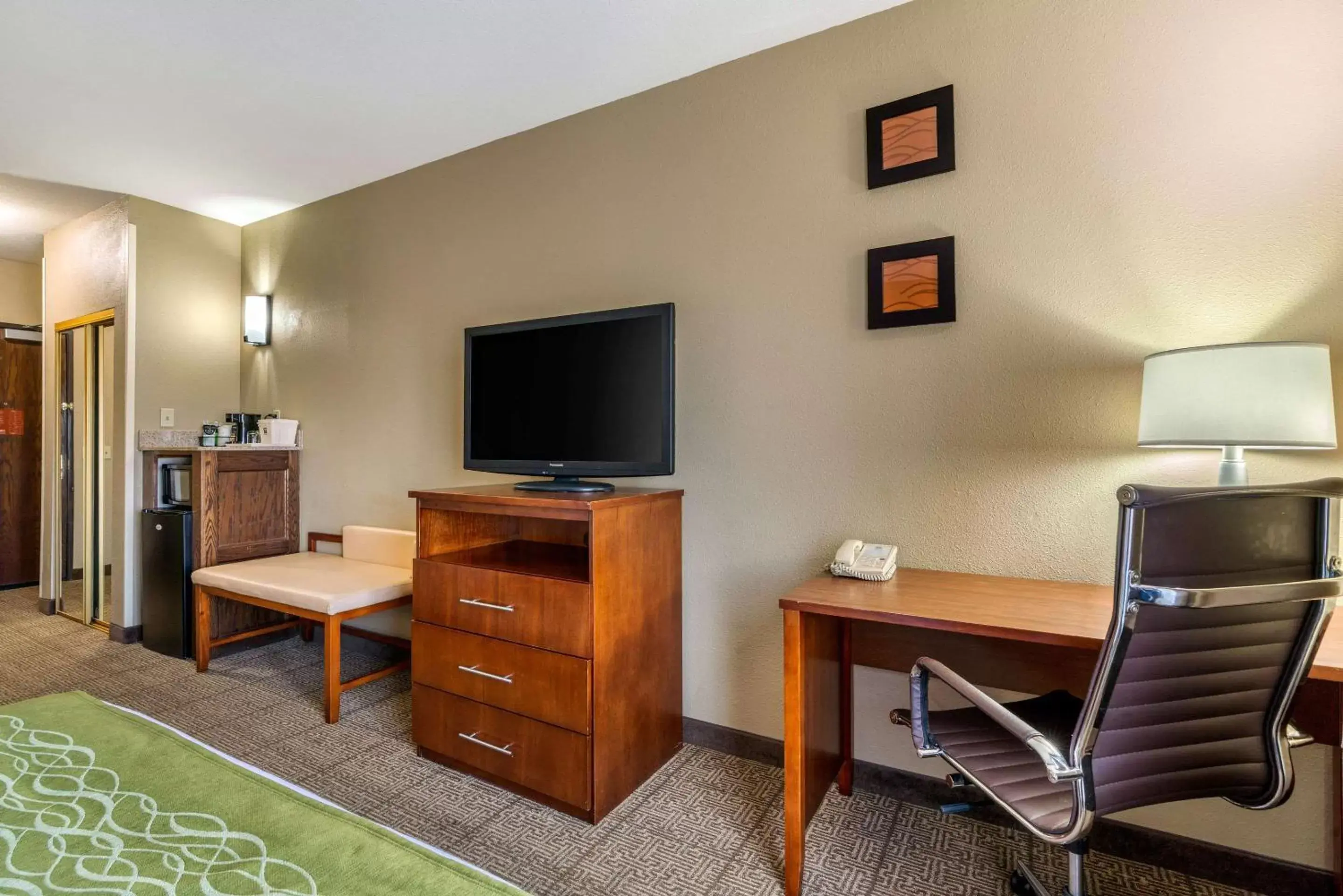 Photo of the whole room, TV/Entertainment Center in Comfort Inn & Suites Sacramento – University Area