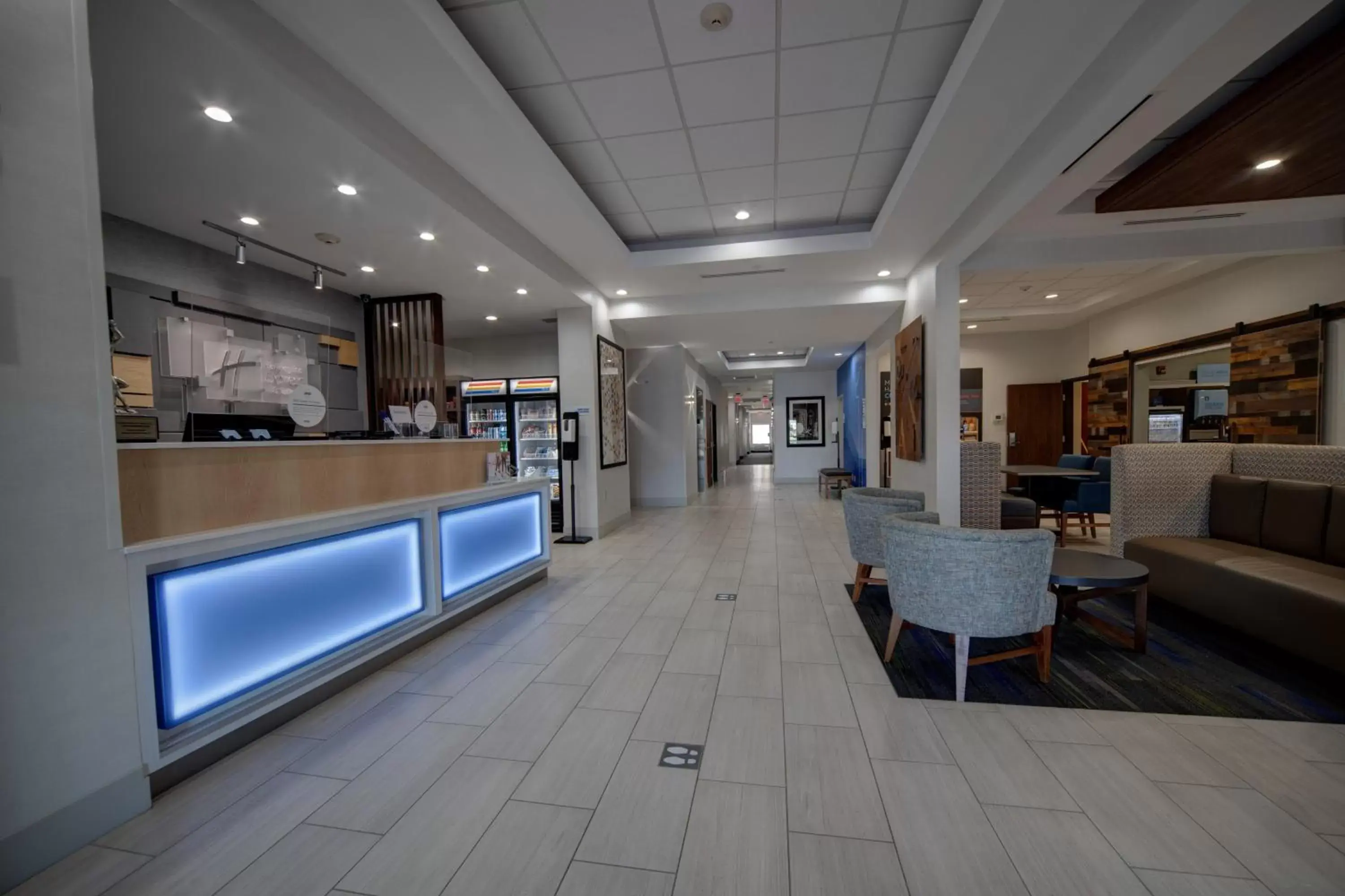 Property building, Lobby/Reception in Holiday Inn Express Hotel & Suites Oklahoma City-West Yukon, an IHG Hotel