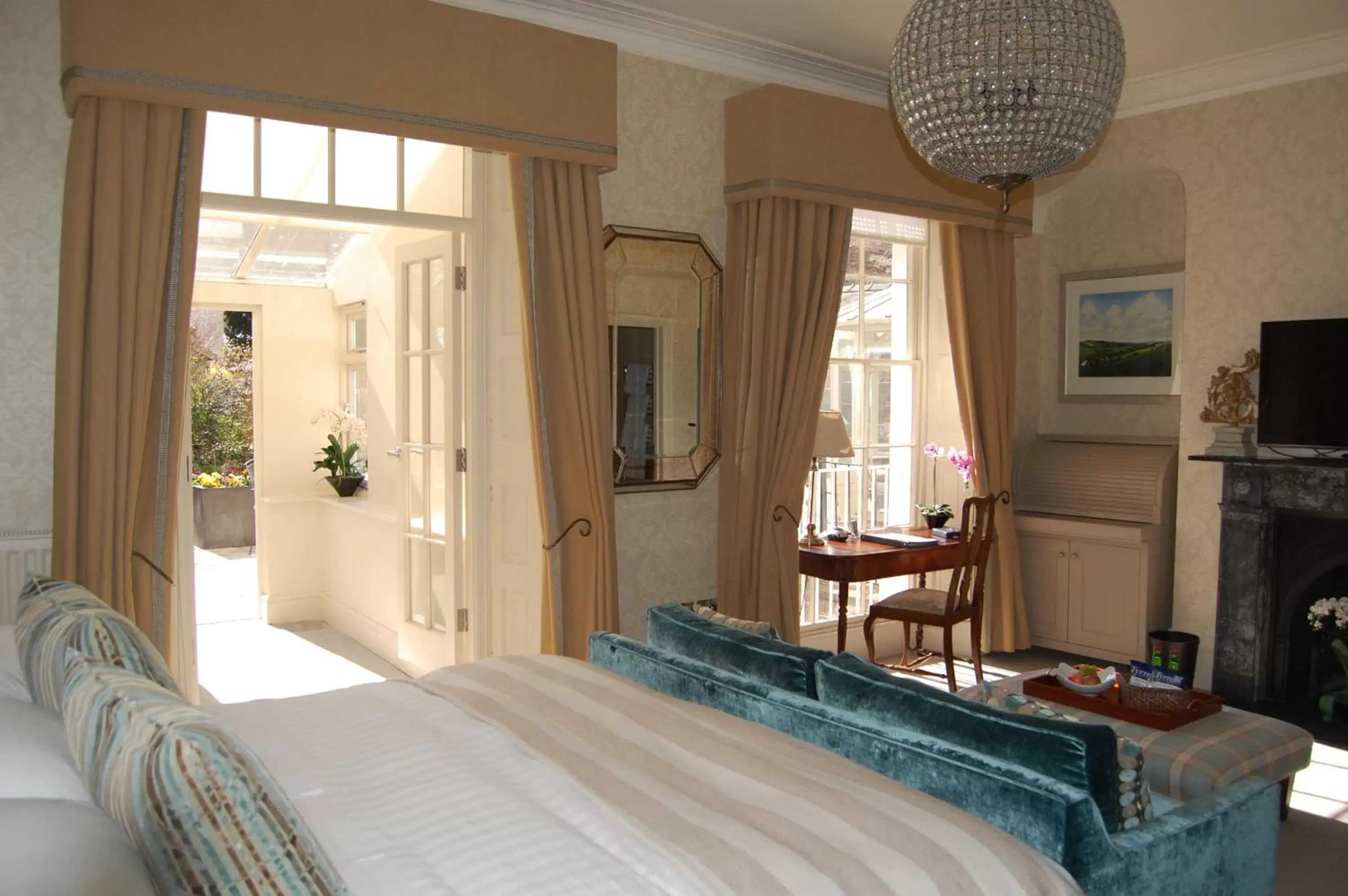 Photo of the whole room, Bed in Castle House Hotel