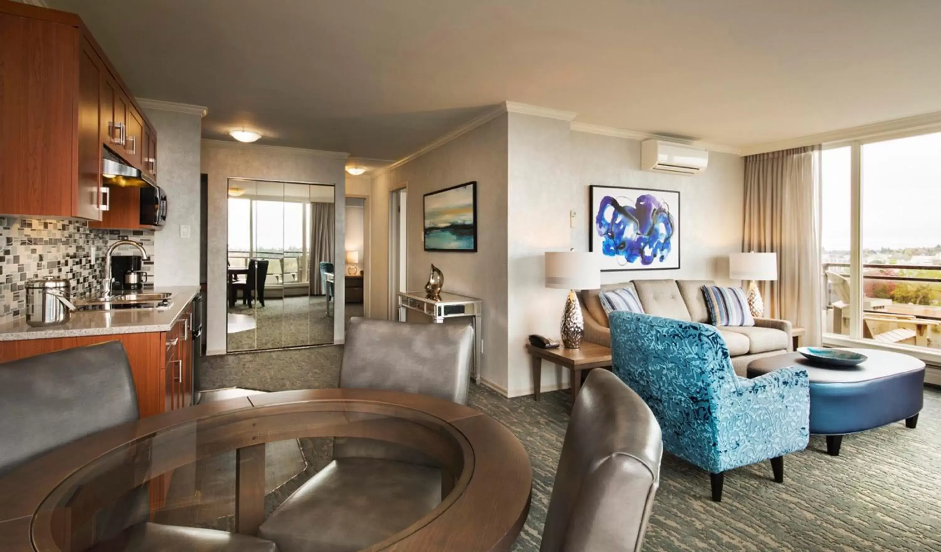 Kitchen or kitchenette, Seating Area in Chateau Victoria Hotel & Suites