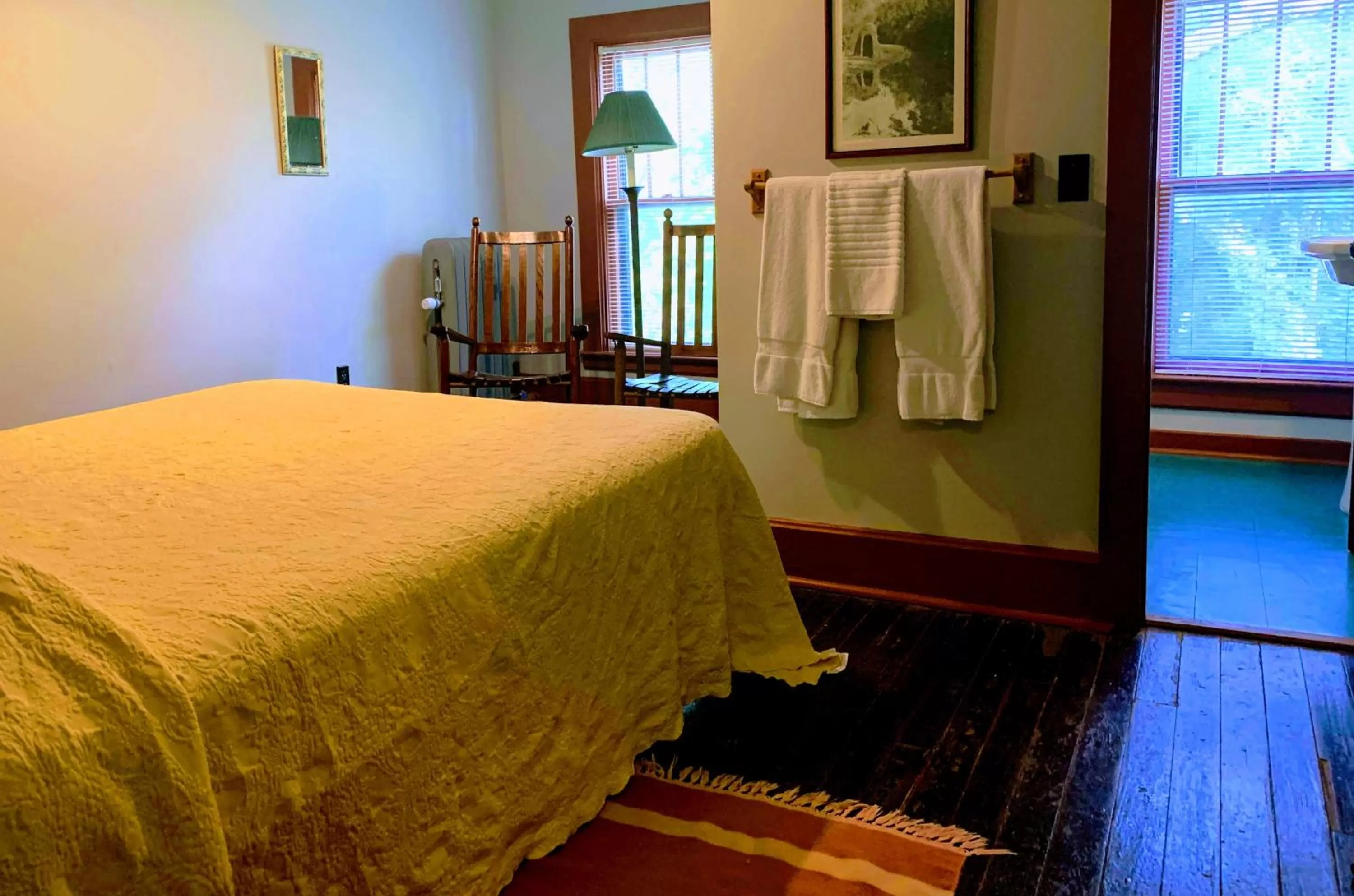 Bedroom, Bed in Lakeside Inn