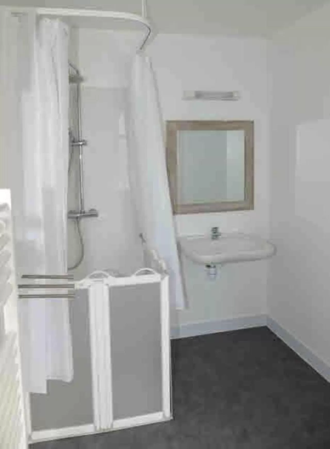 Shower in Apparthotel Douai Gare