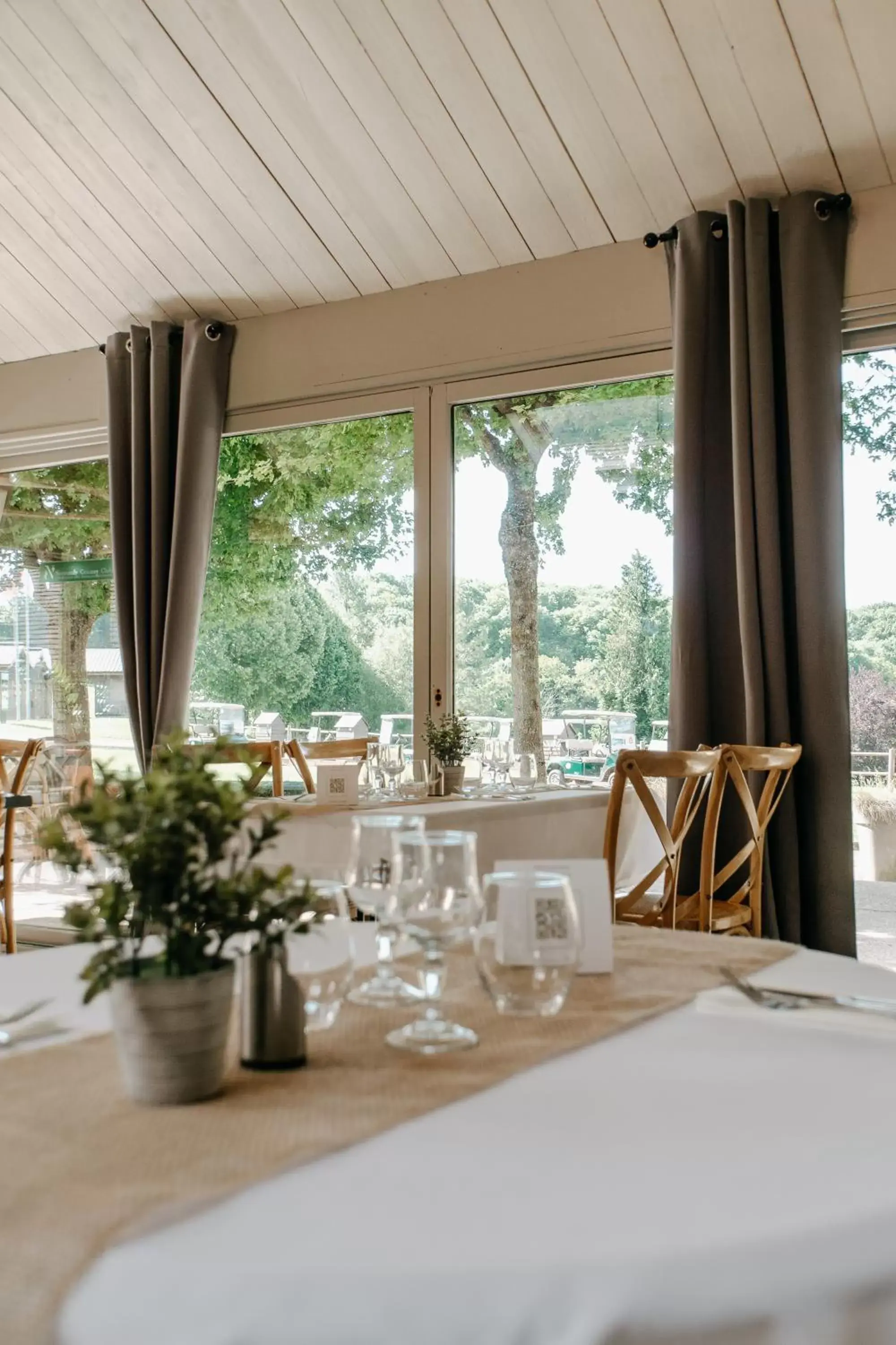 Restaurant/Places to Eat in Hôtel Résidence Normandy Country Club by Popinns