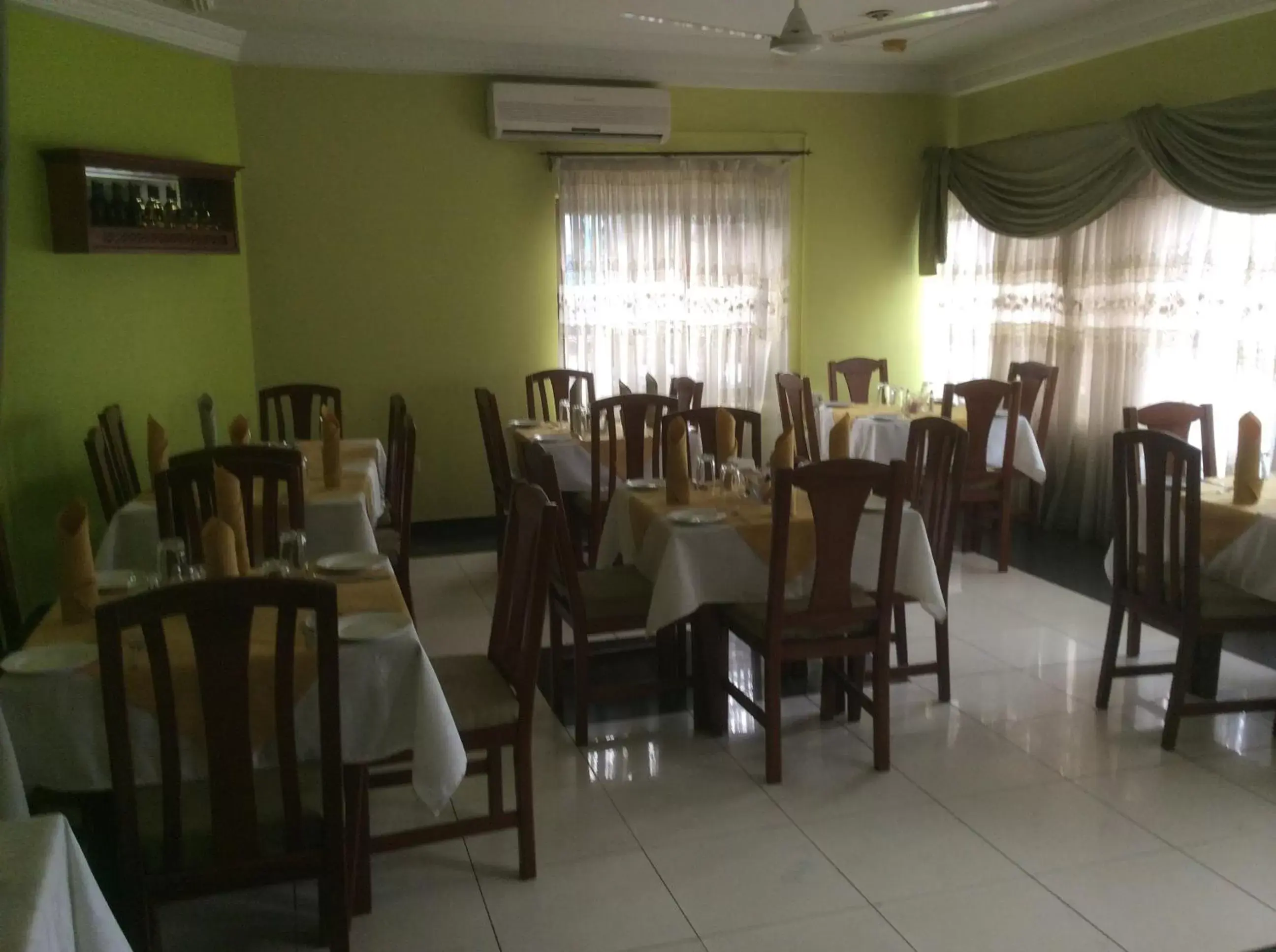 Restaurant/Places to Eat in Eastgate Hotel