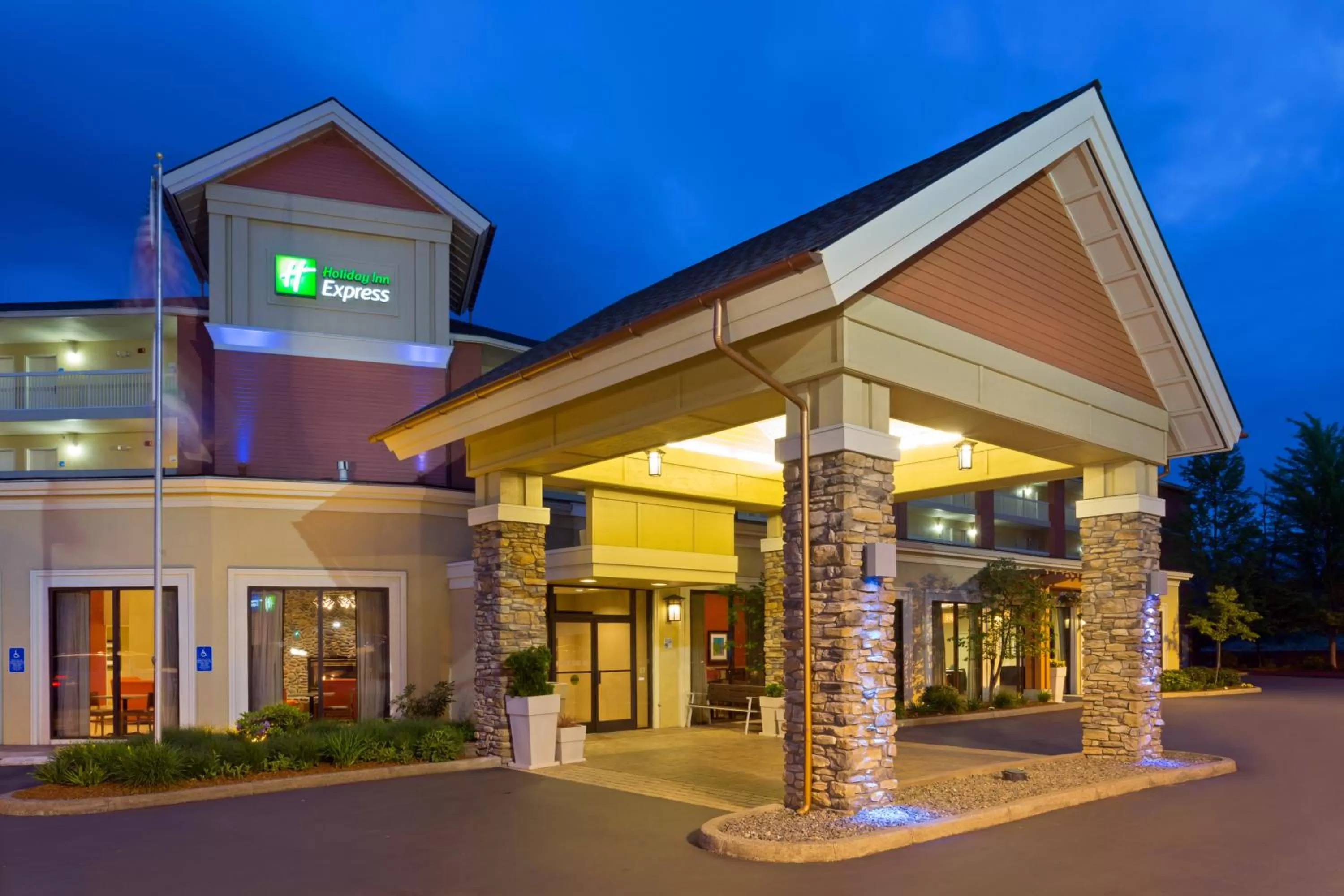Property building in Holiday Inn Express Roseburg by IHG