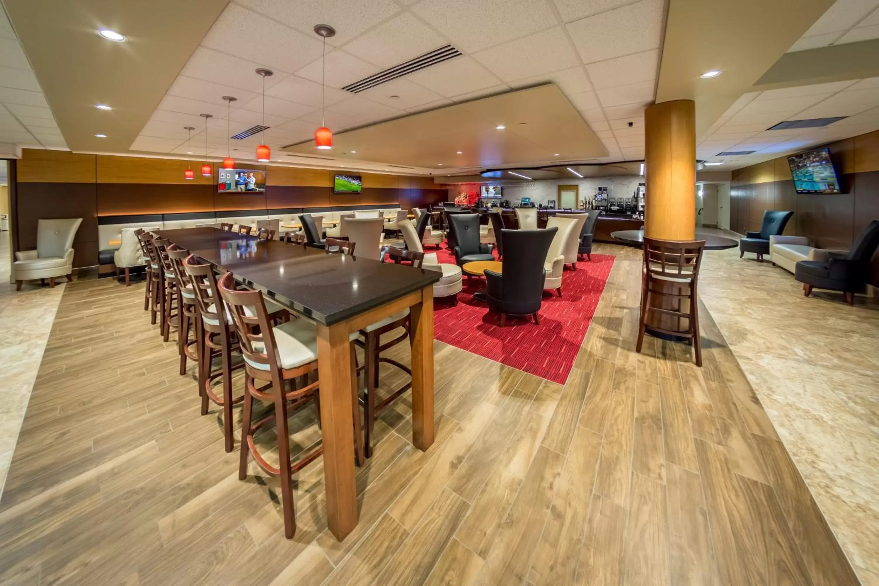 Lounge or bar, Restaurant/Places to Eat in Holiday Inn Des Moines-Airport Conference Center, an IHG Hotel