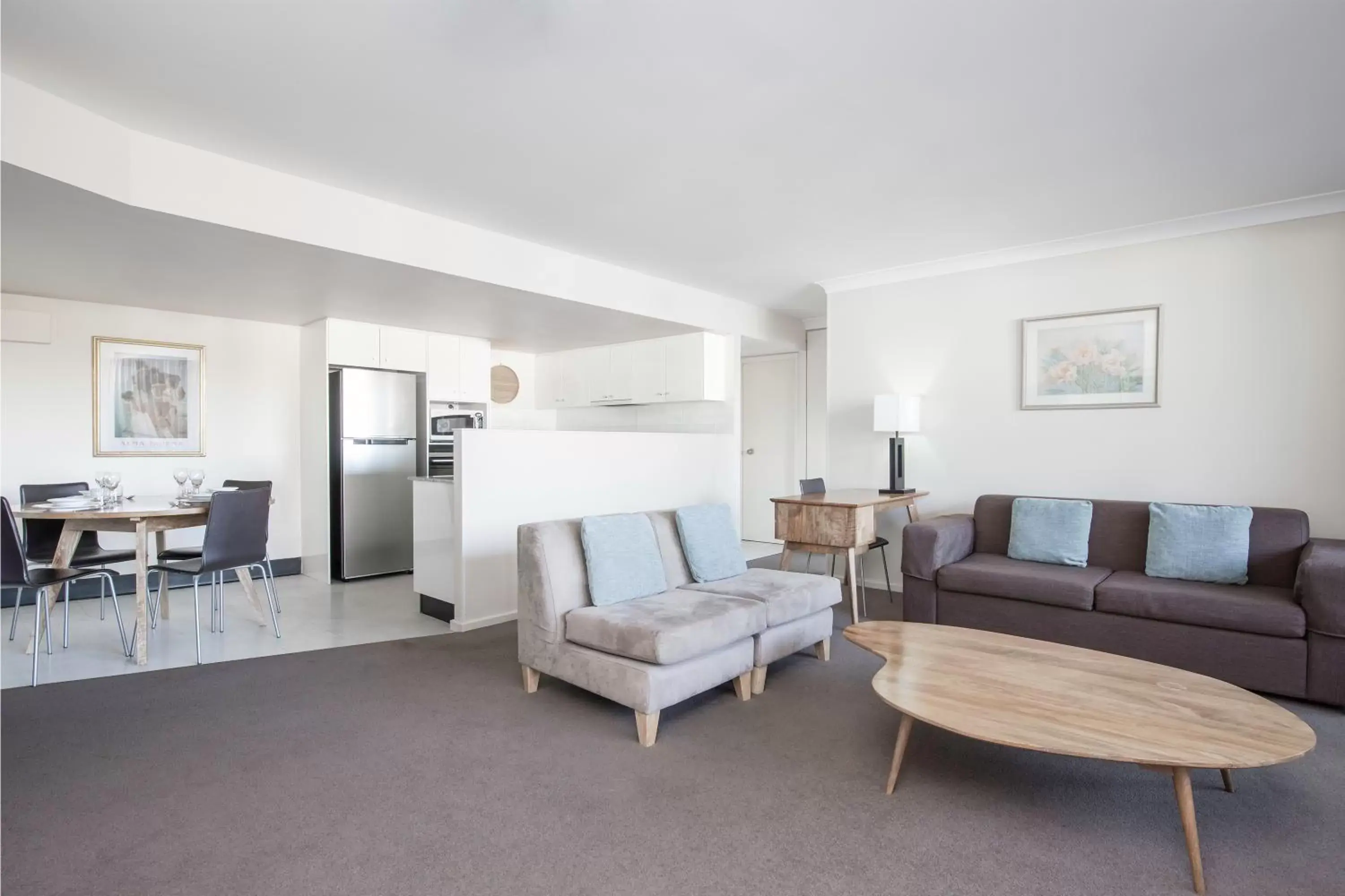 Kitchen or kitchenette, Seating Area in BreakFree Capital Tower Apartments