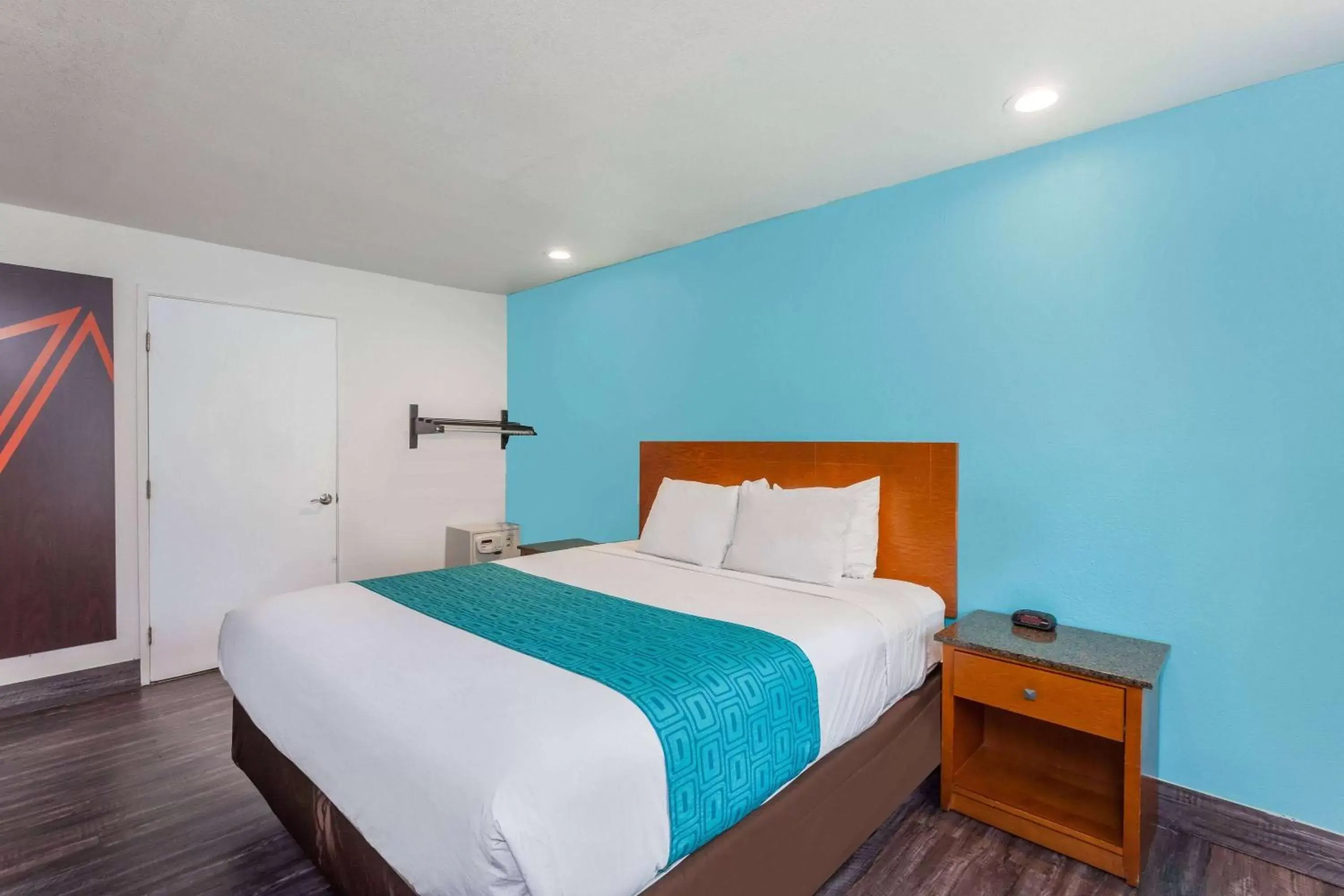 Photo of the whole room, Bed in Howard Johnson by Wyndham National City/San Diego South