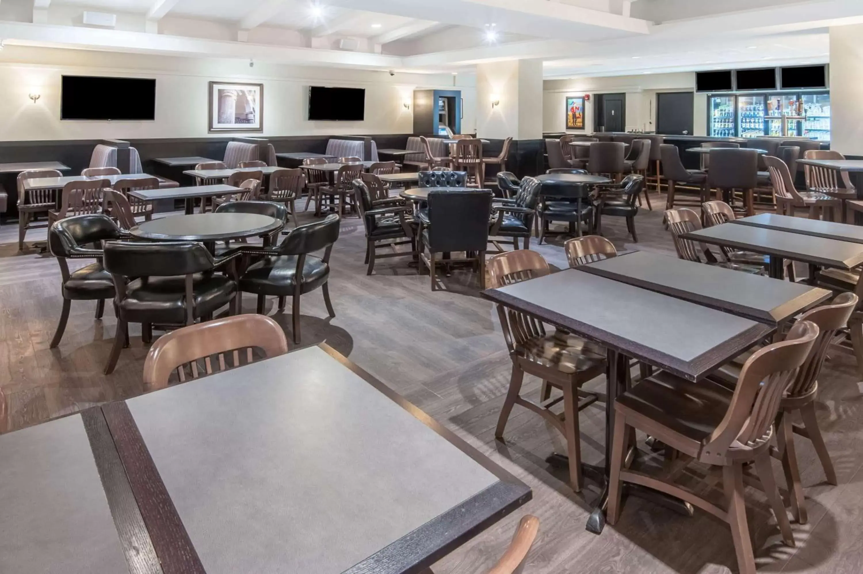 Lounge or bar, Restaurant/Places to Eat in Ramada Plaza by Wyndham Calgary Downtown