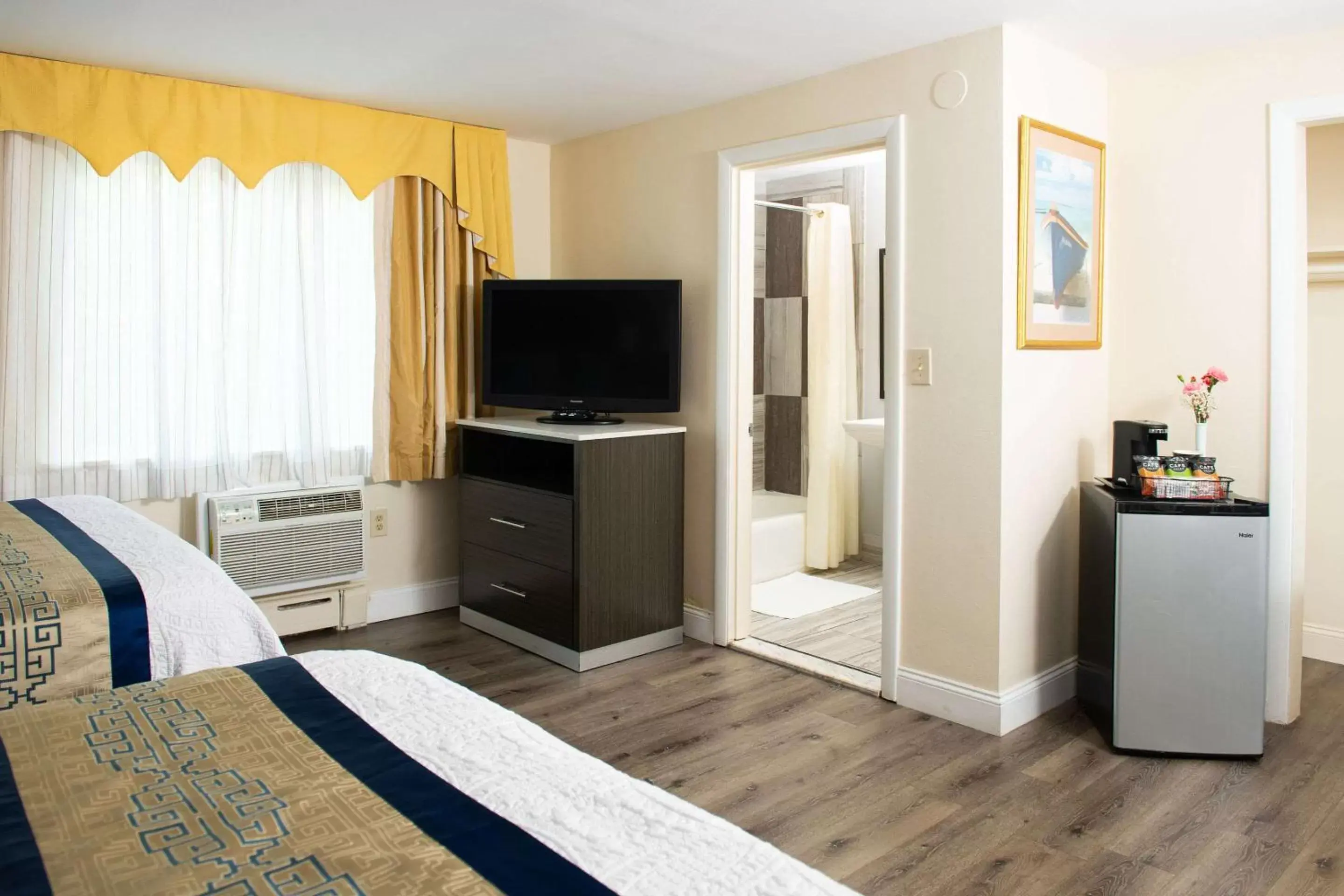 Bedroom, TV/Entertainment Center in Rodeway Inn Middletown