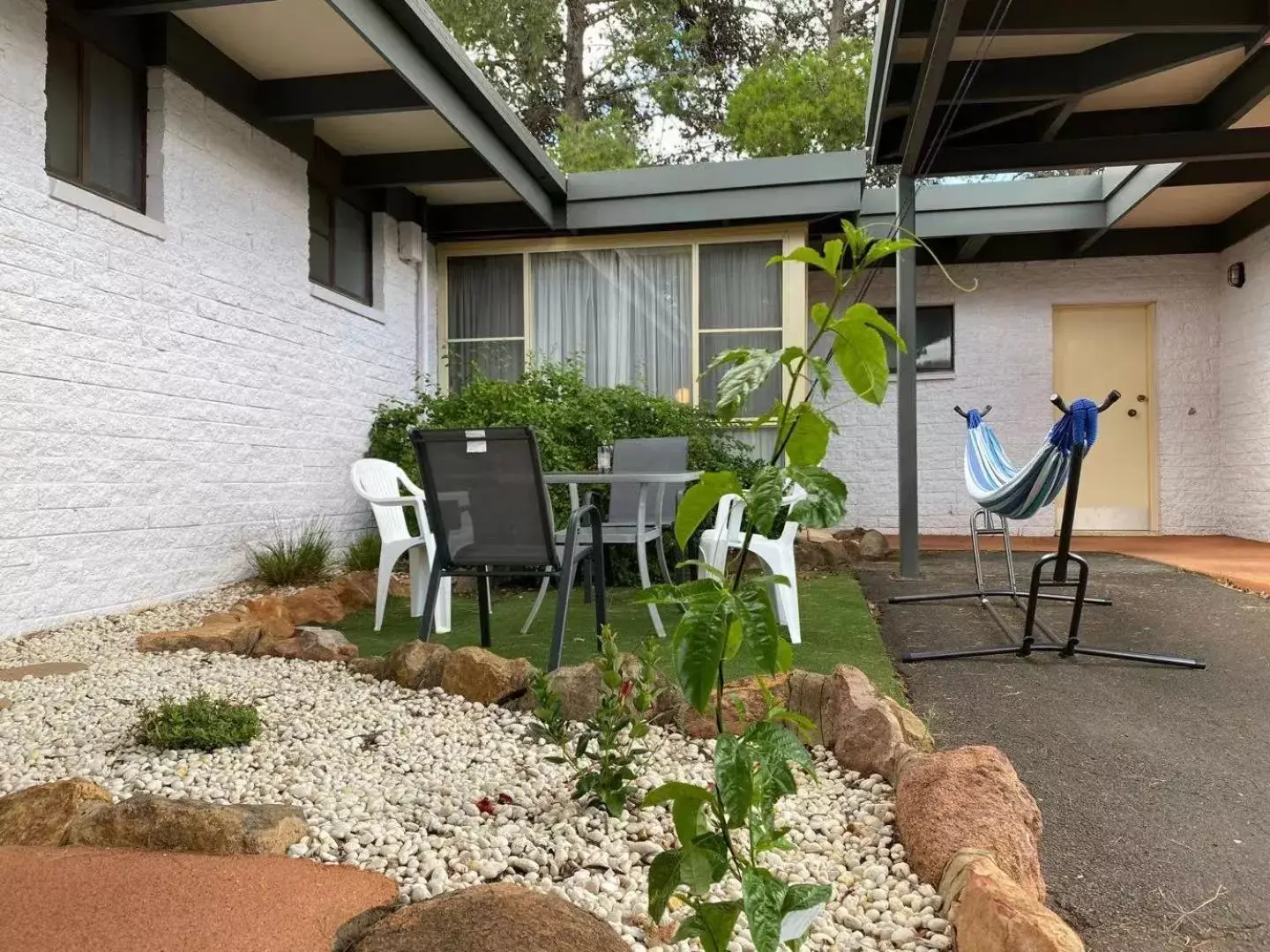 Garden in Apollo Motel Parkes