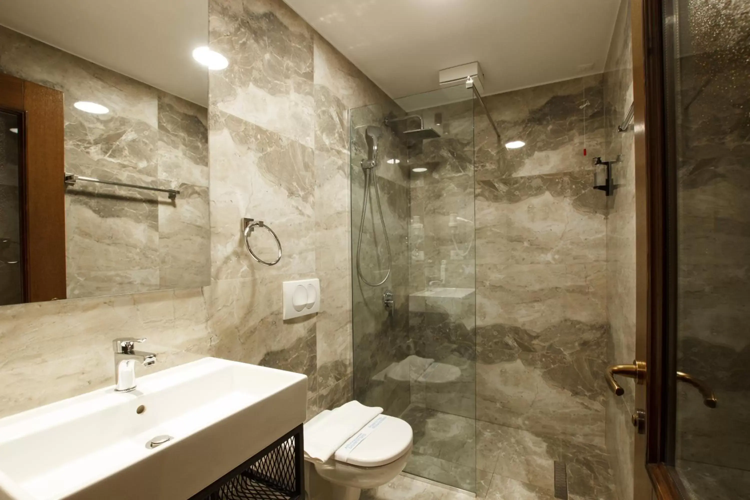 Standard Twin Room in Rose Garden Hotel Standard Twin Room in Rose Garden Hotel