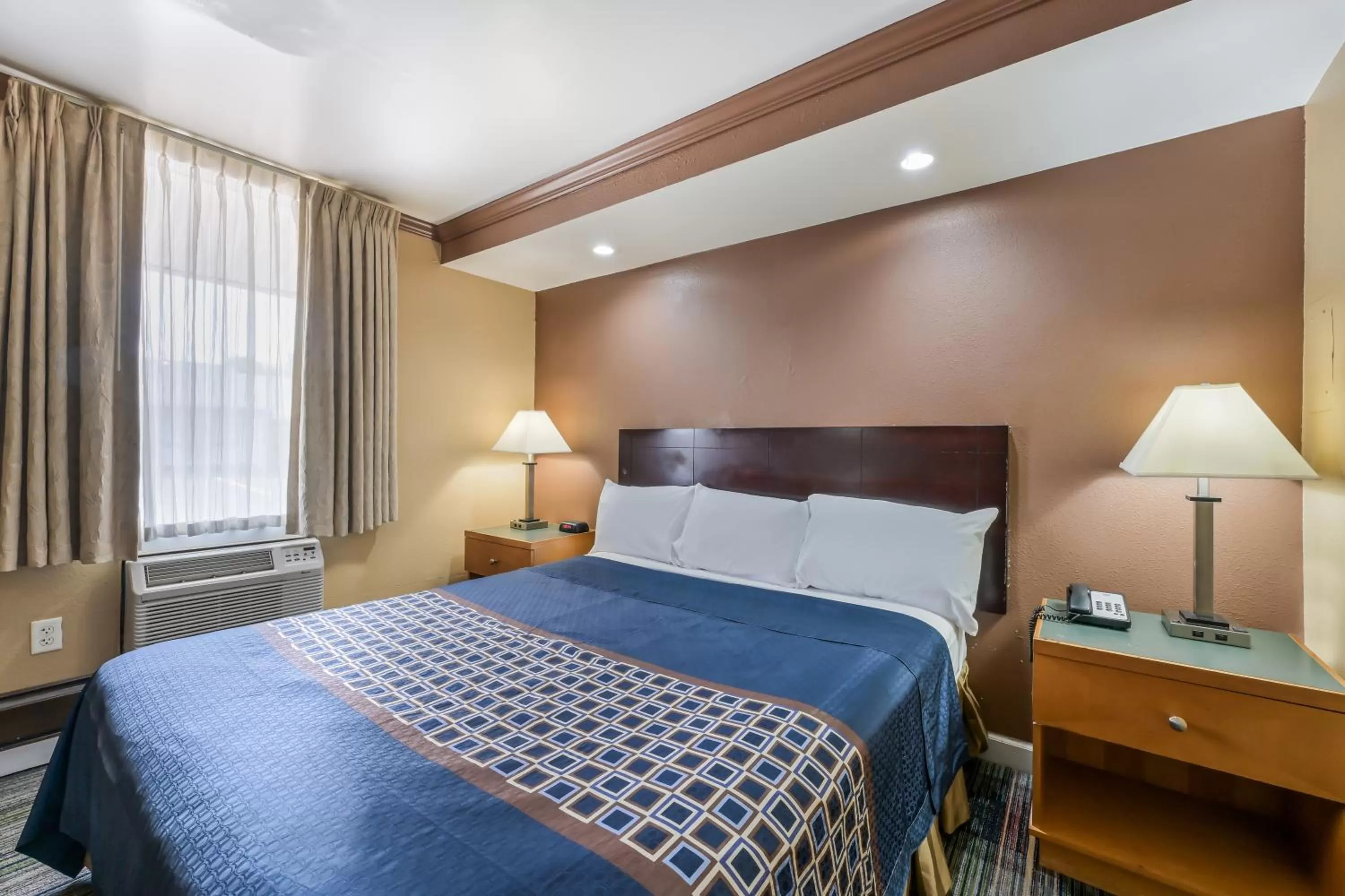 Bed in Knights Inn Trevose