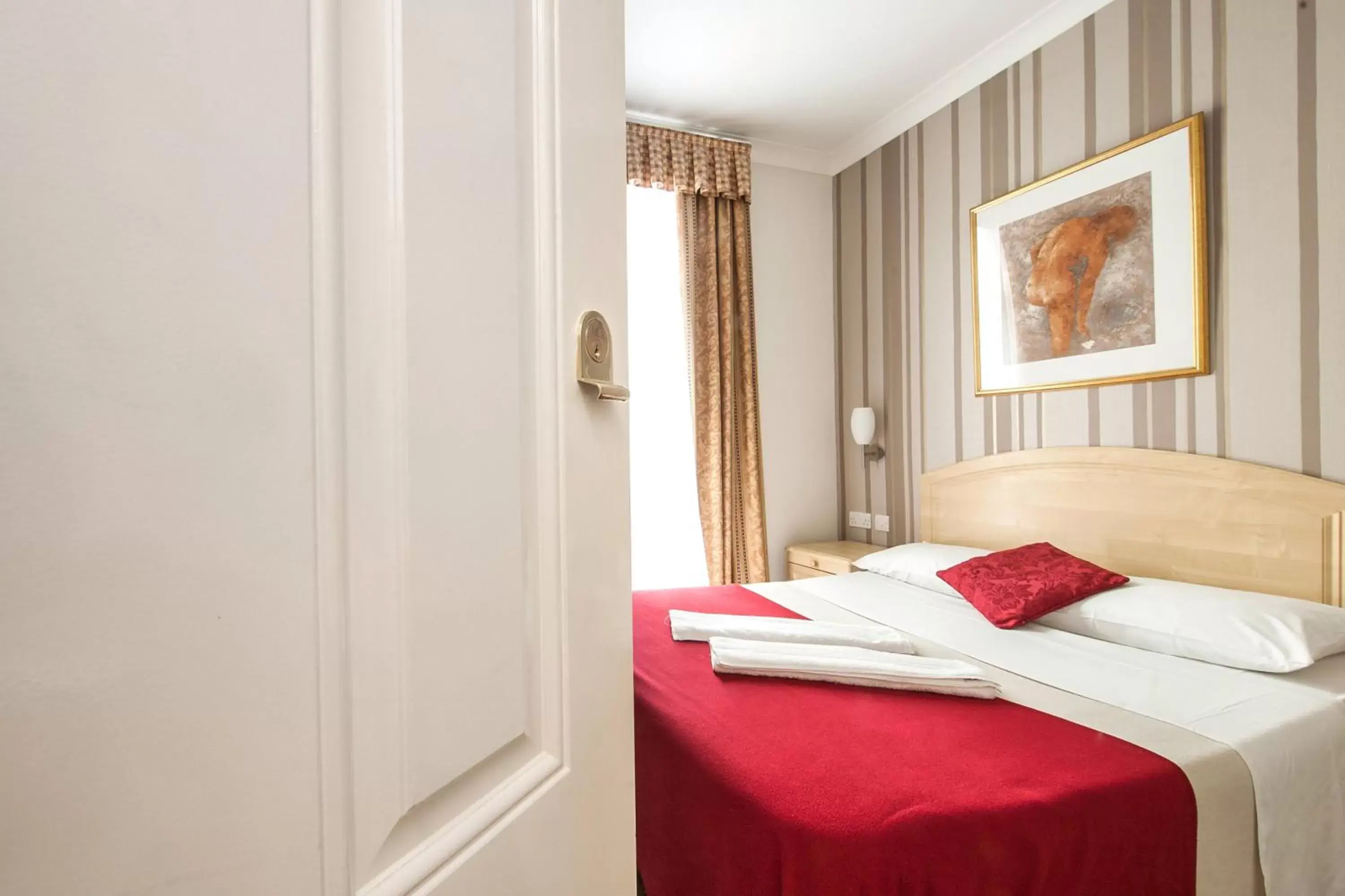 Bedroom, Bed in Fairway Hotel
