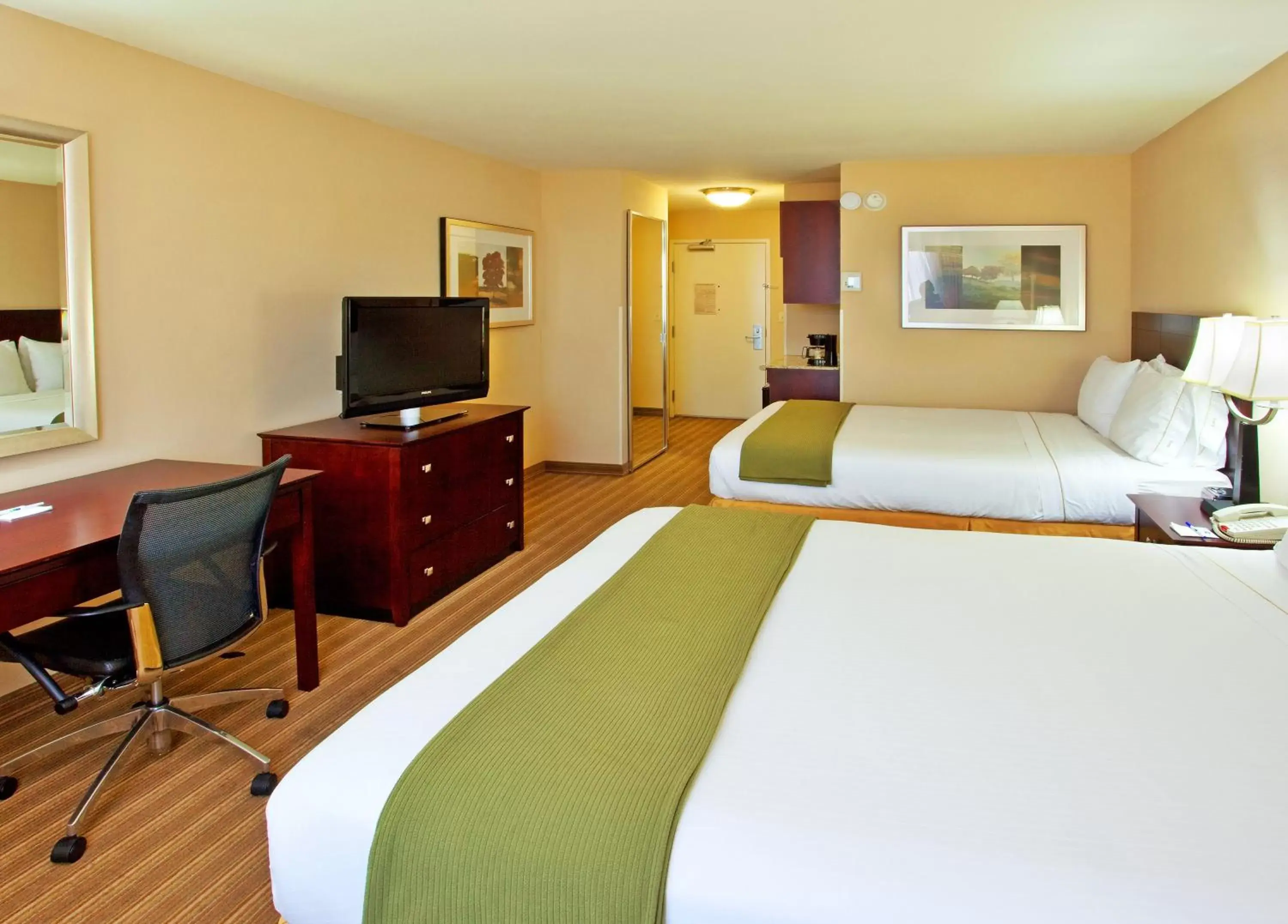 Photo of the whole room, TV/Entertainment Center in Holiday Inn Express Fresno River Park Highway 41, an IHG Hotel