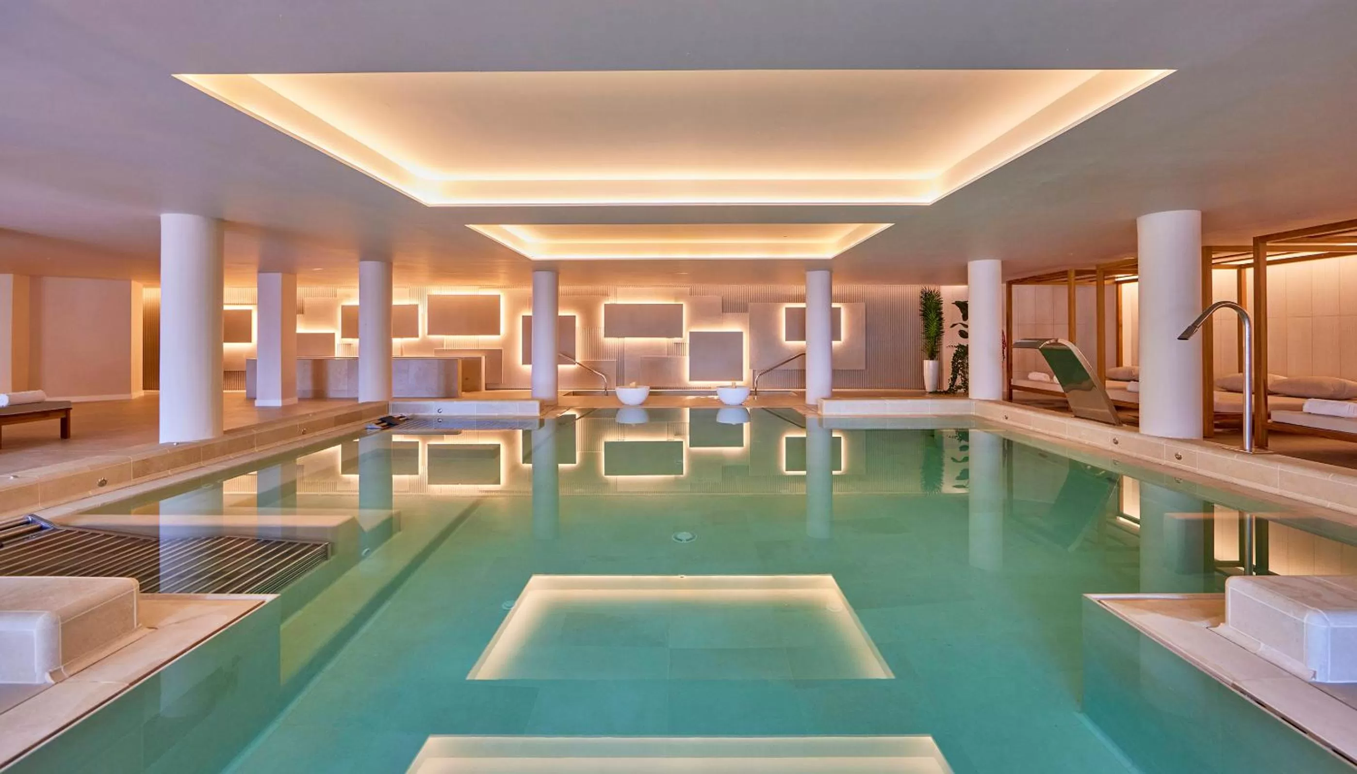 Swimming pool in Universal Grand León & Spa