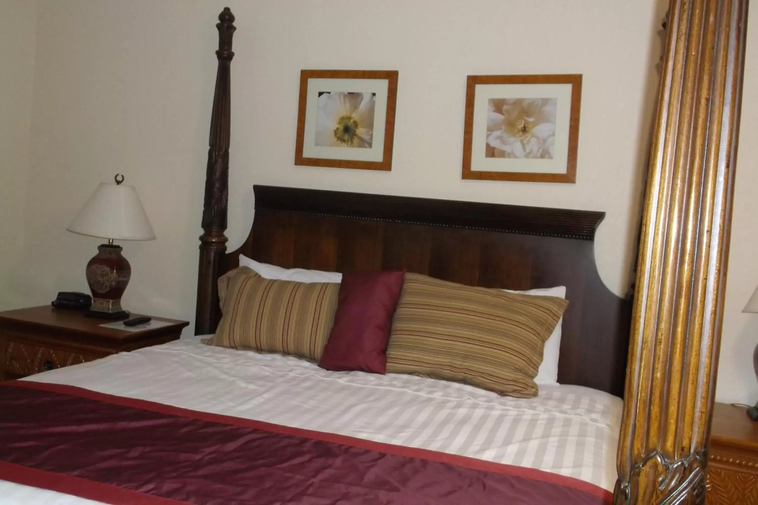 Bed in Days Inn & Suites by Wyndham Lake Okeechobee