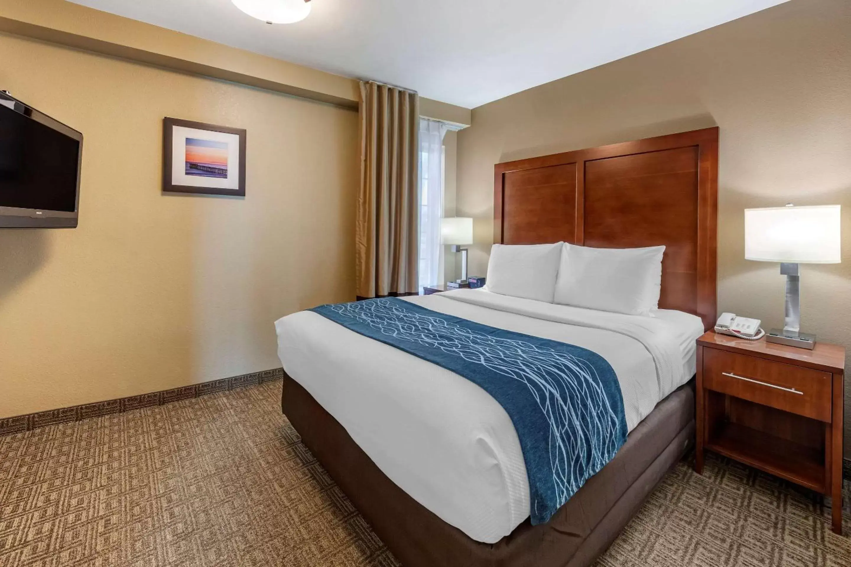 Photo of the whole room, Bed in Comfort Inn & Suites Ventura Beach