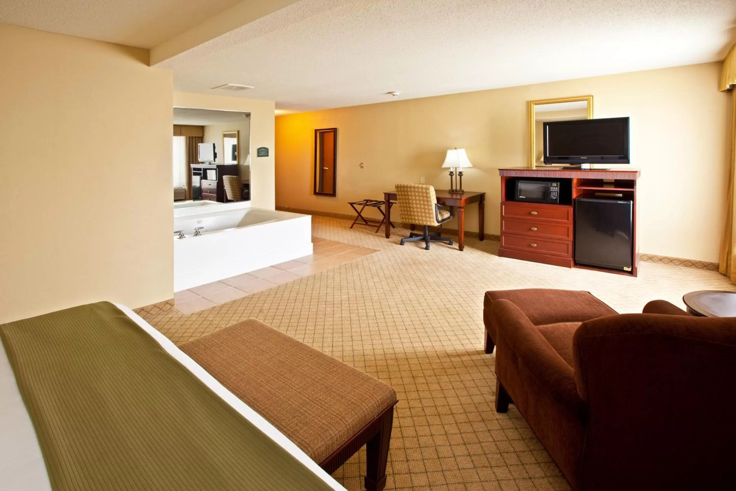 Seating Area in Holiday Inn Express Fairfield, an IHG Hotel