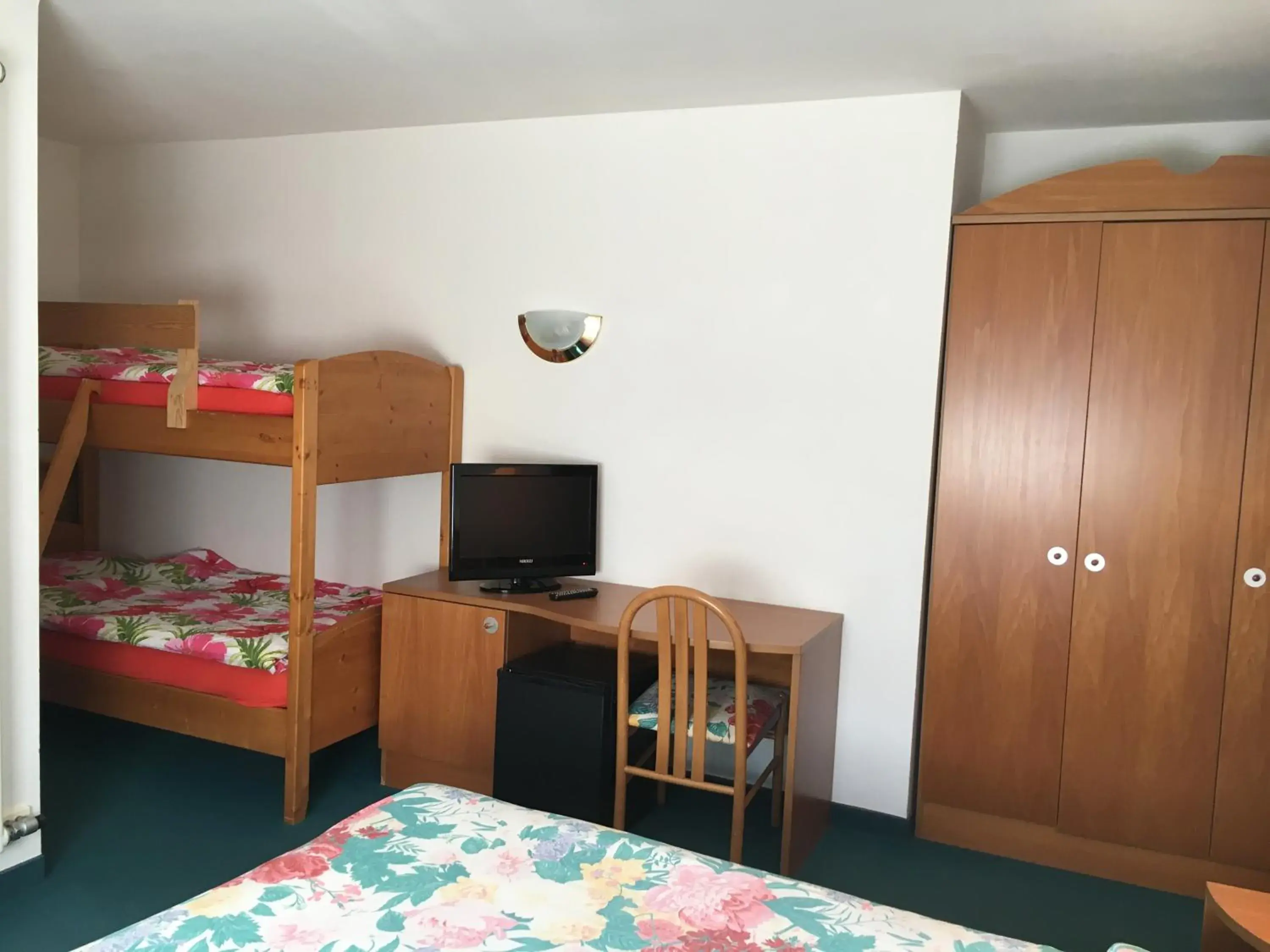 bunk bed, TV/Entertainment Center in Garni Enrosadira