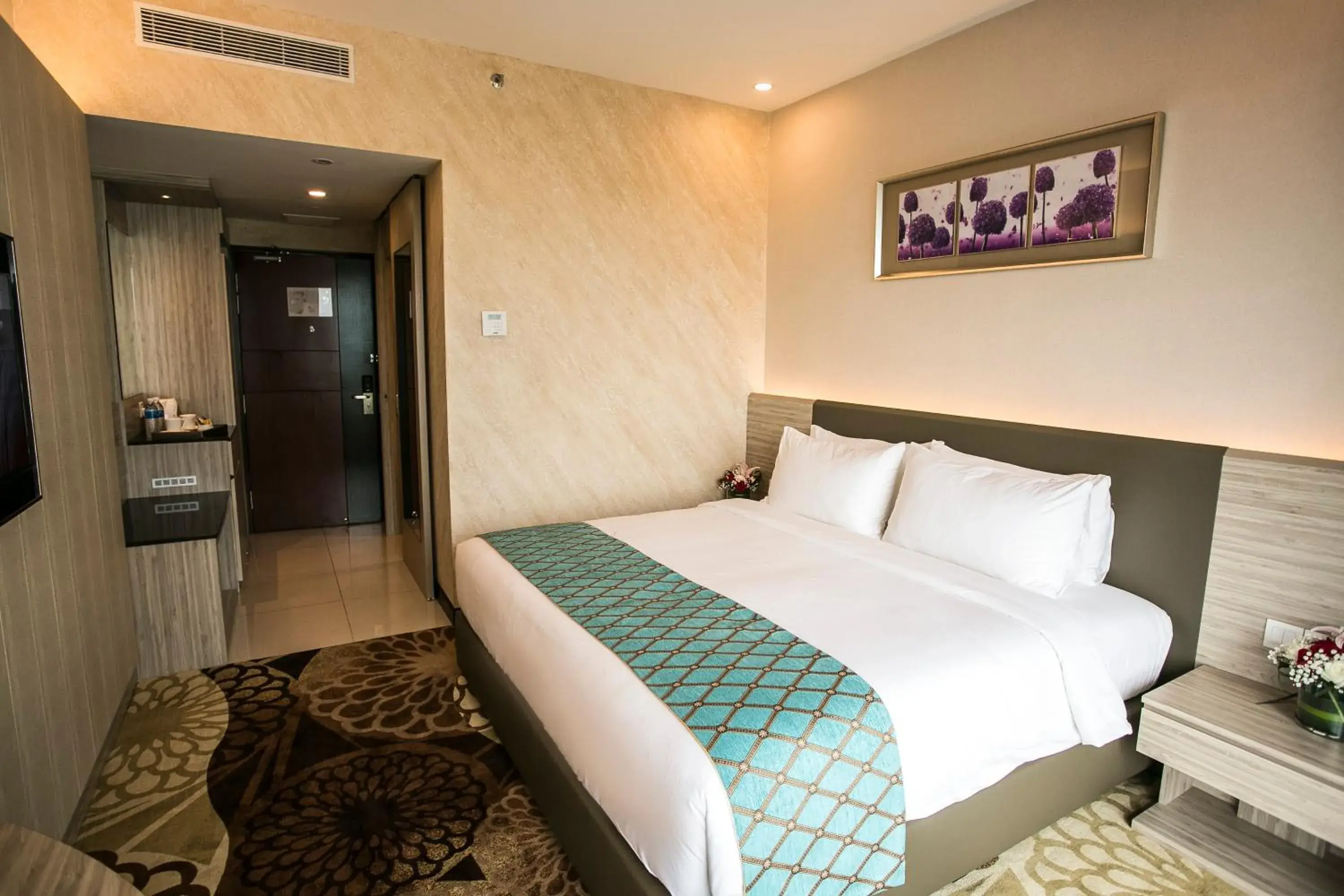 Photo of the whole room, Bed in V8 Hotel Johor Bahru