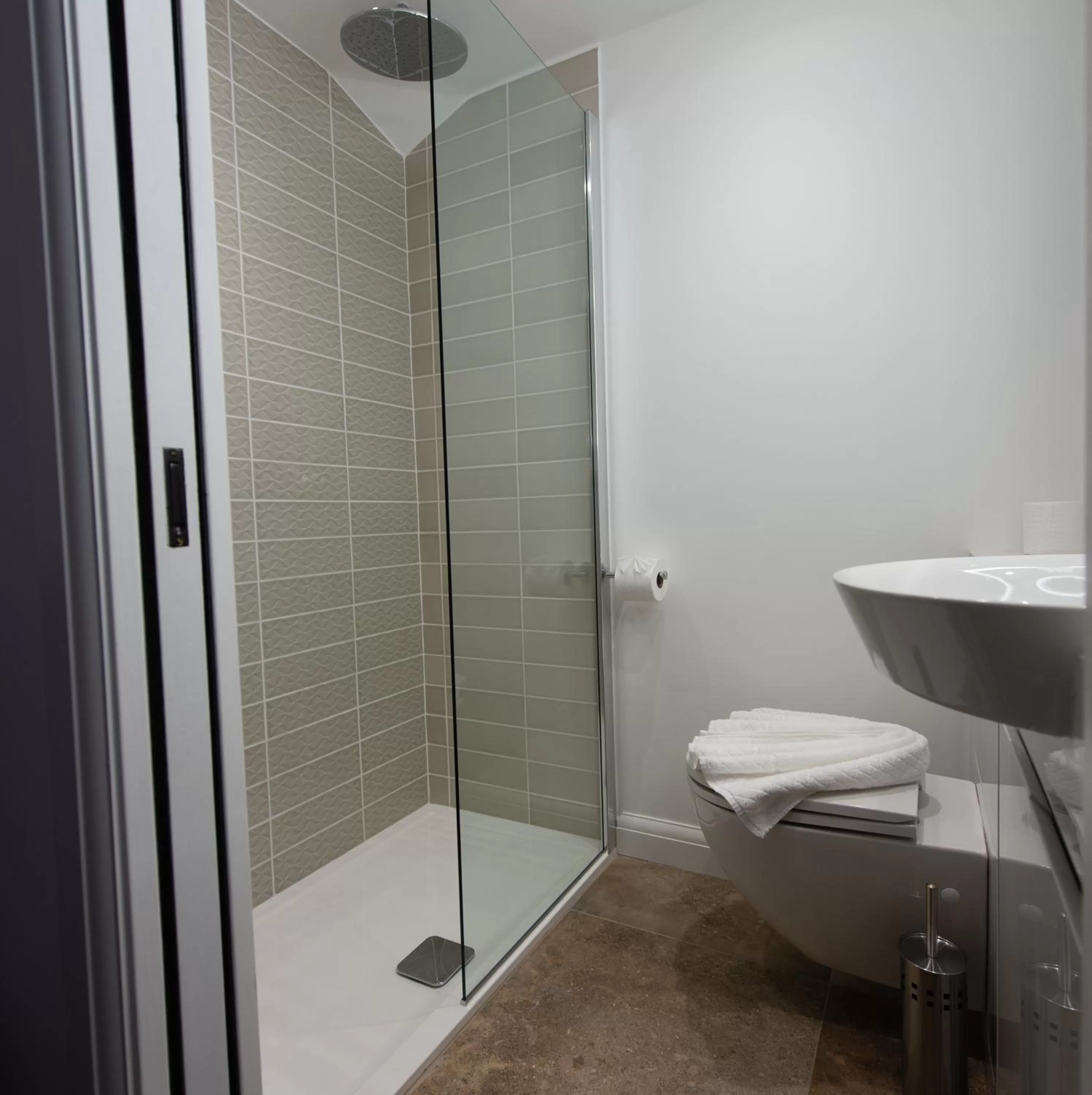 Shower in The Withies Inn