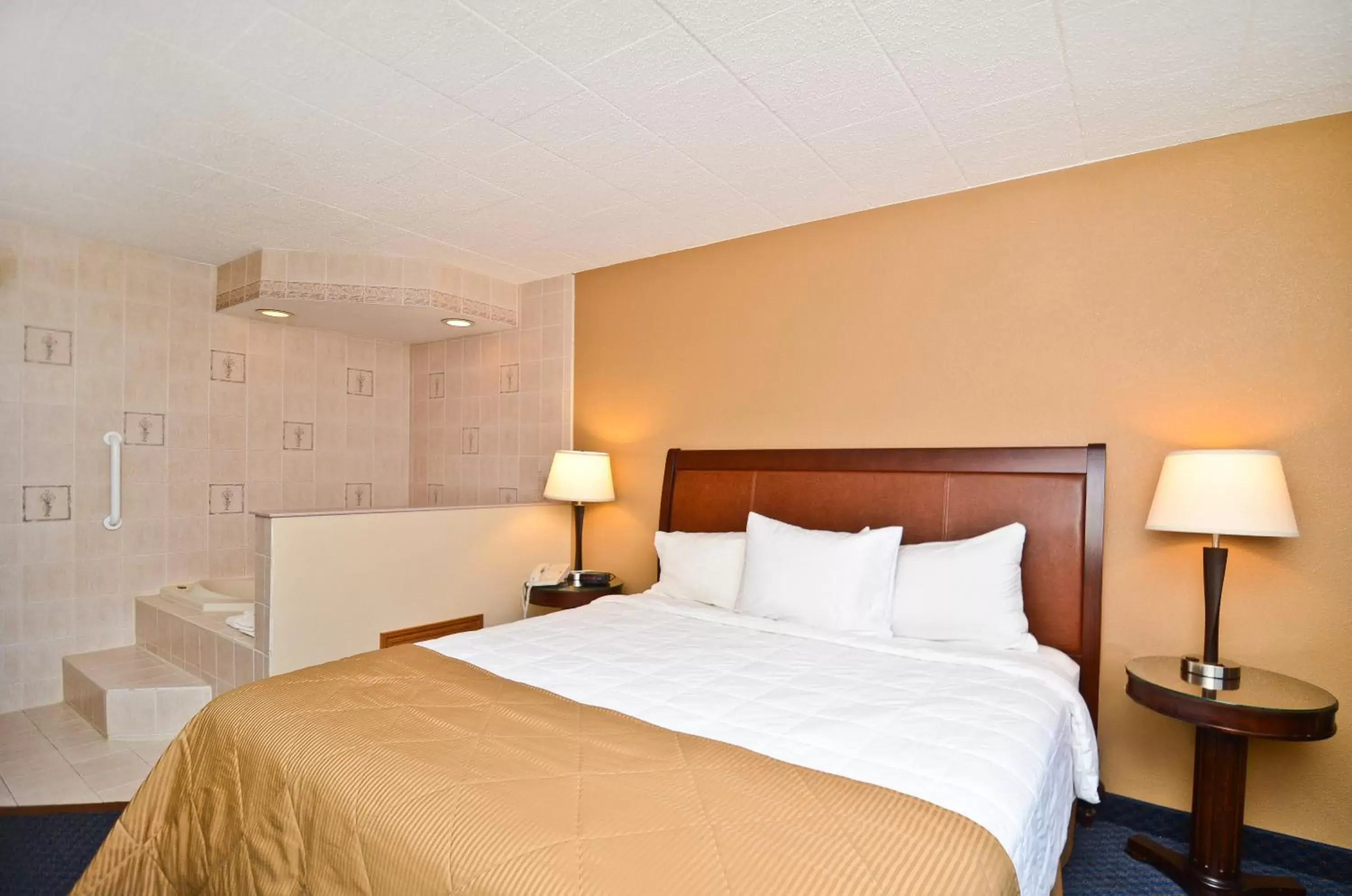 Bedroom, Bed in Pocono Resort & Conference Center - Pocono Mountains