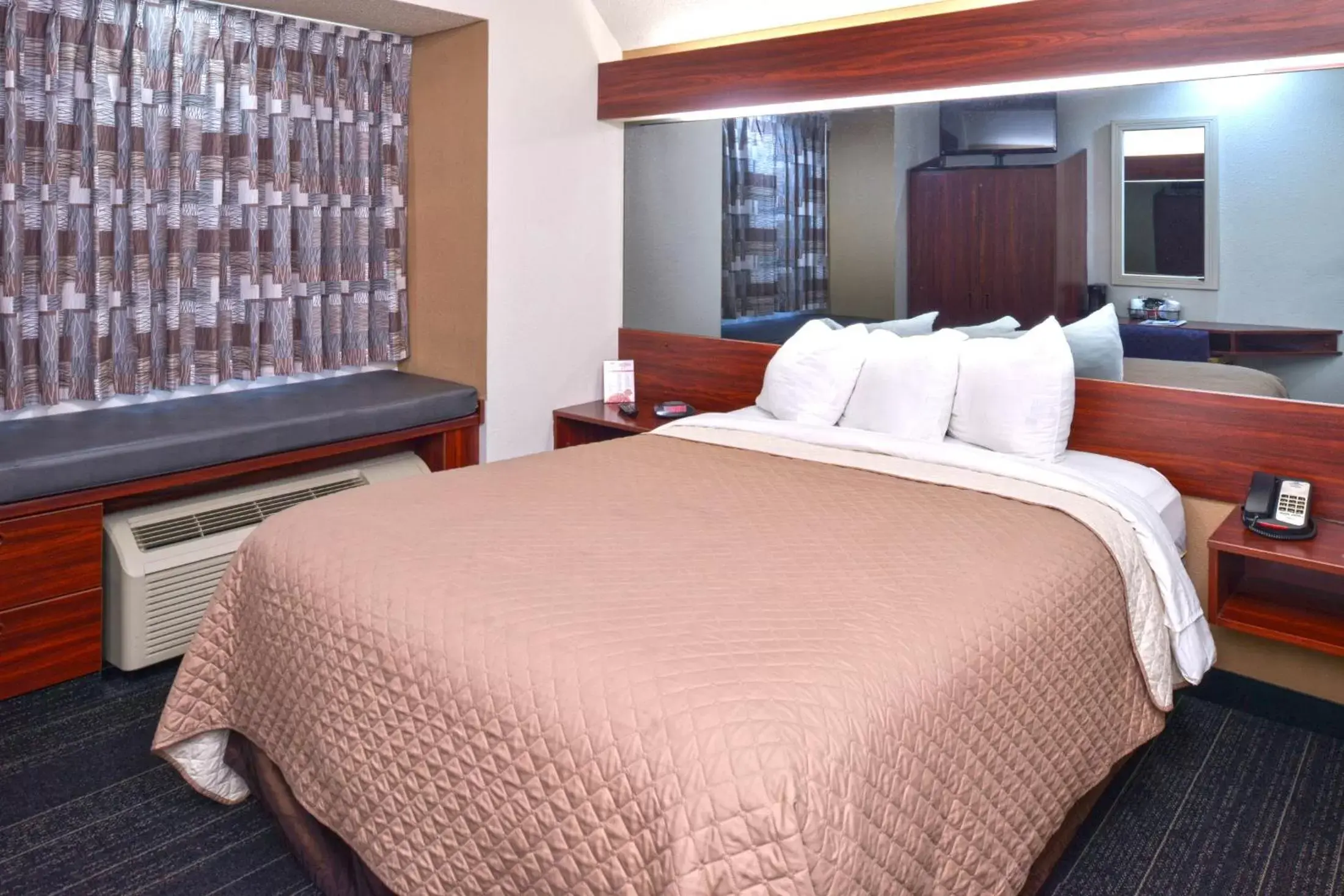 Bedroom, Bed in Americas Best Value Inn & Suites Maryville