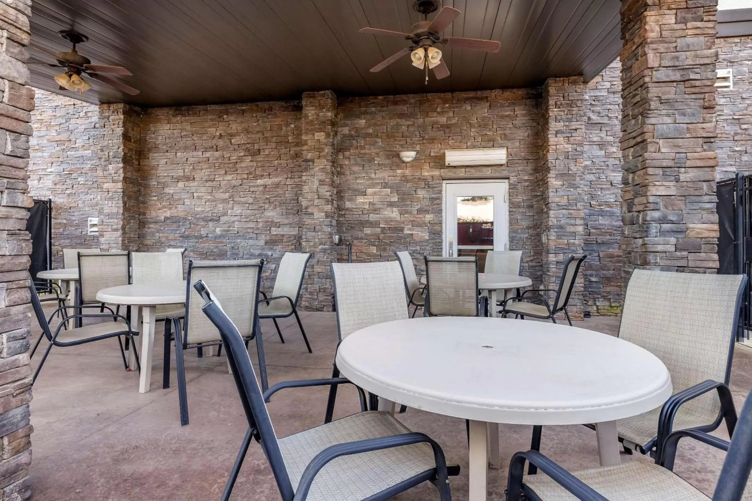 Property building, Restaurant/Places to Eat in Comfort Inn Bentonville - Crystal Bridges