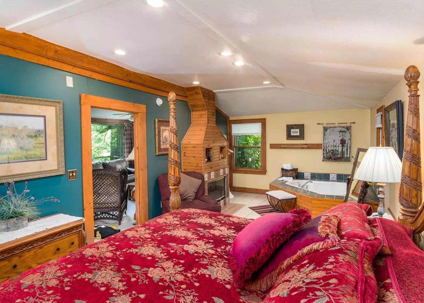 Seating area, Bed in Highland Lake Inn & Resort - Flat Rock