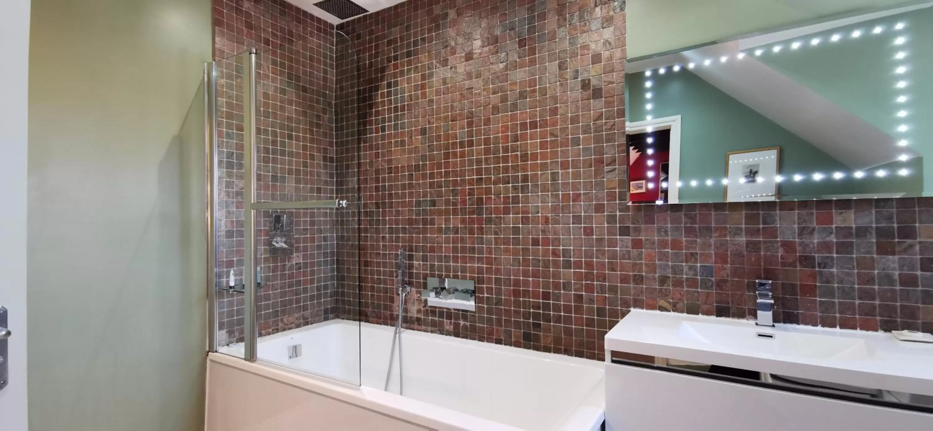 Bathroom in Buccleuch and Queensberry Arms Hotel