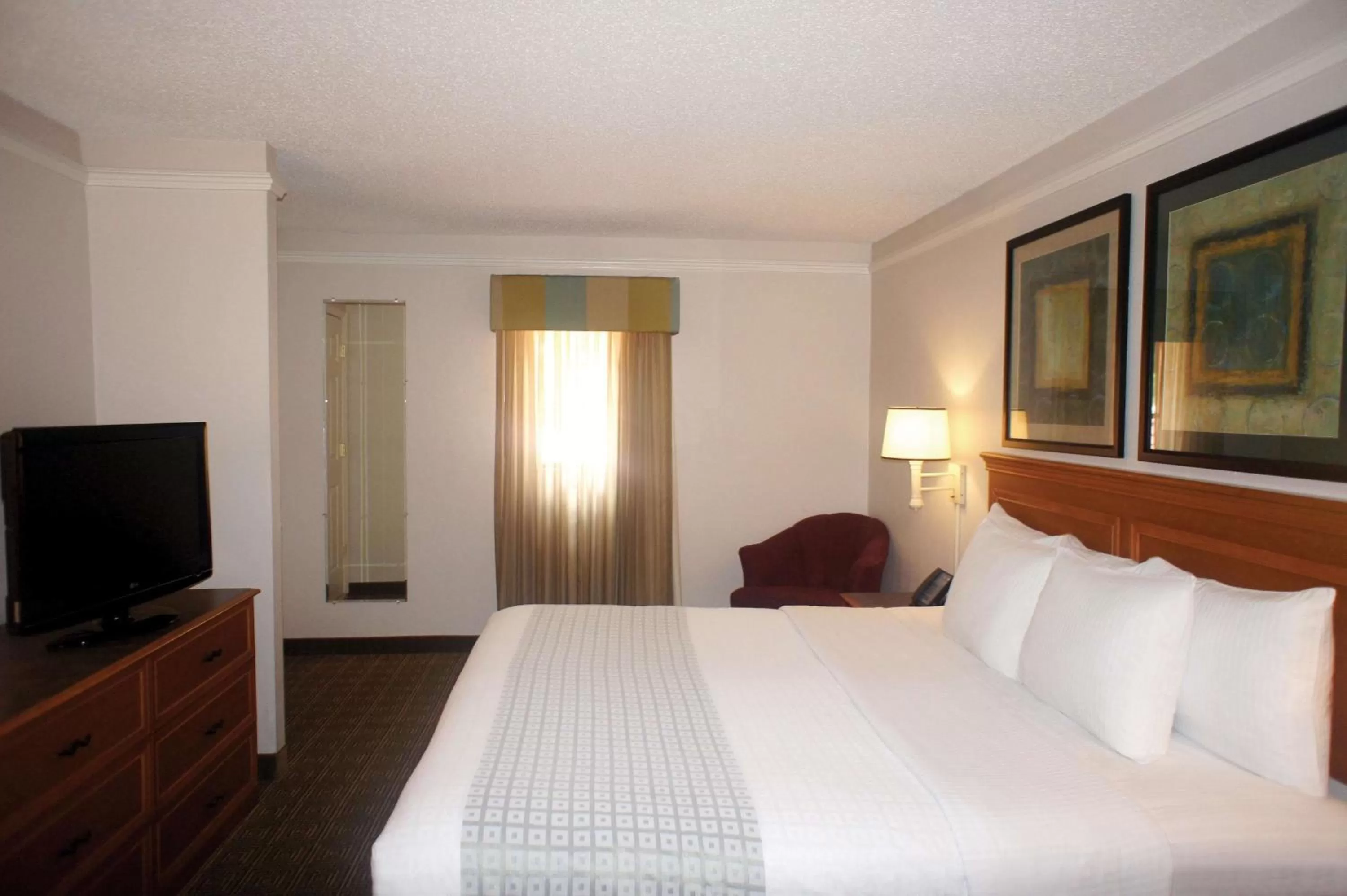 Photo of the whole room, Bed in La Quinta Inn by Wyndham Tallahassee North