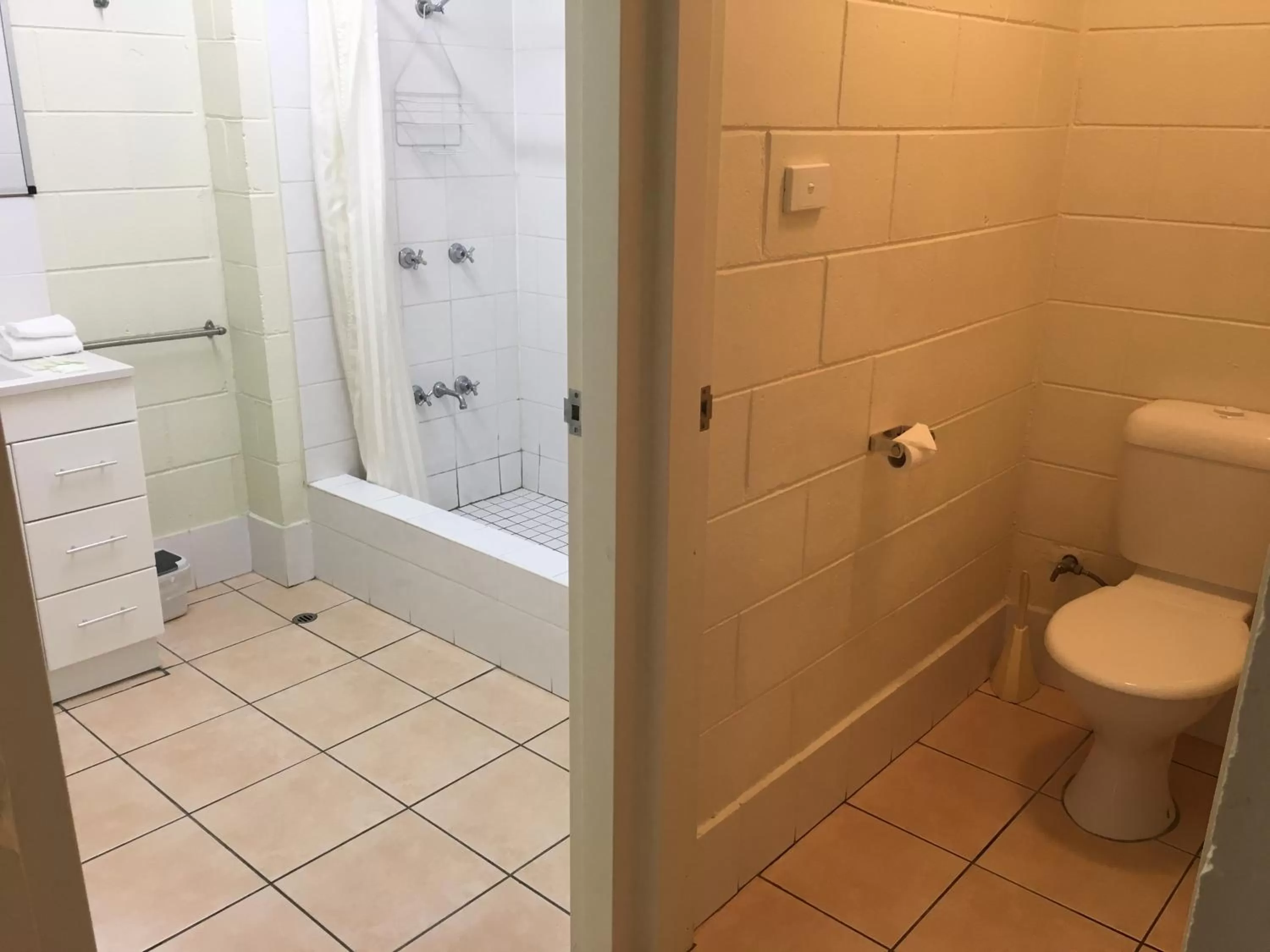 Toilet in Oasis Inn Apartments