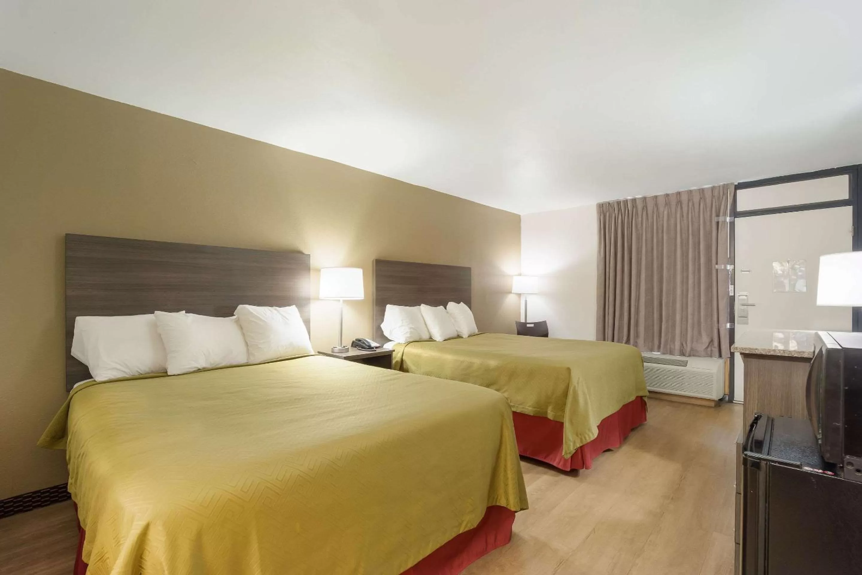 Photo of the whole room, Bed in Econo Lodge