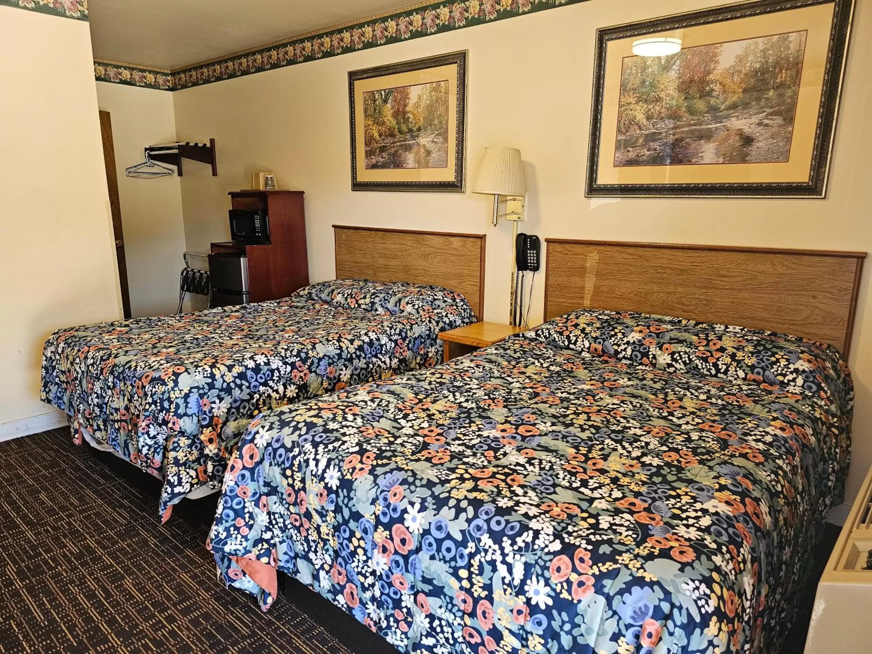 Bedroom, Bed in Cle Elum Travelers Inn
