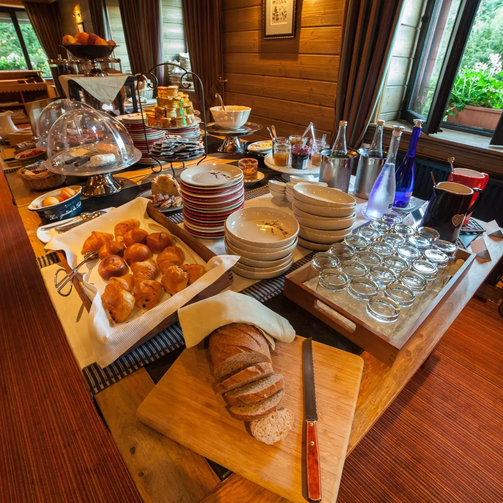 Continental breakfast in Hôtel Restaurant Spa Les Jardins De Sophie