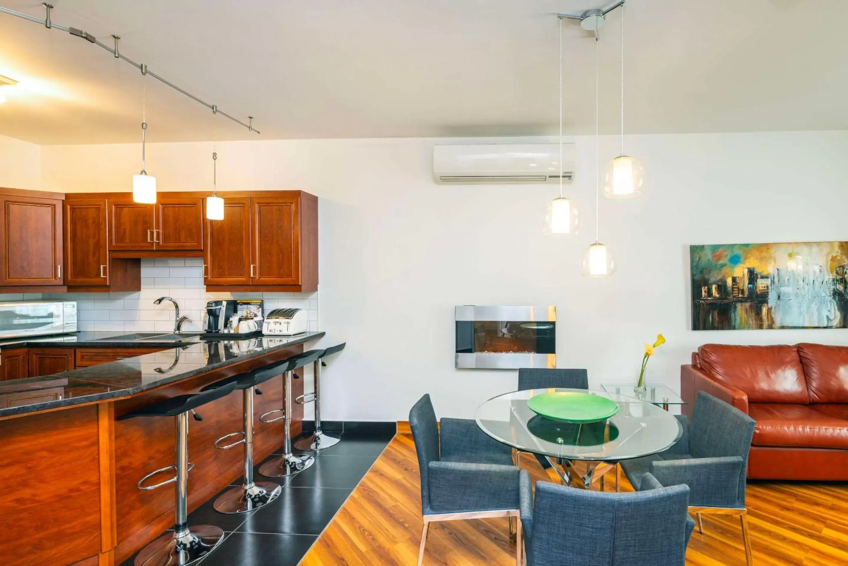 Bedroom, Kitchen/Kitchenette in Les Suites de Laviolette Ascend Hotel Collection