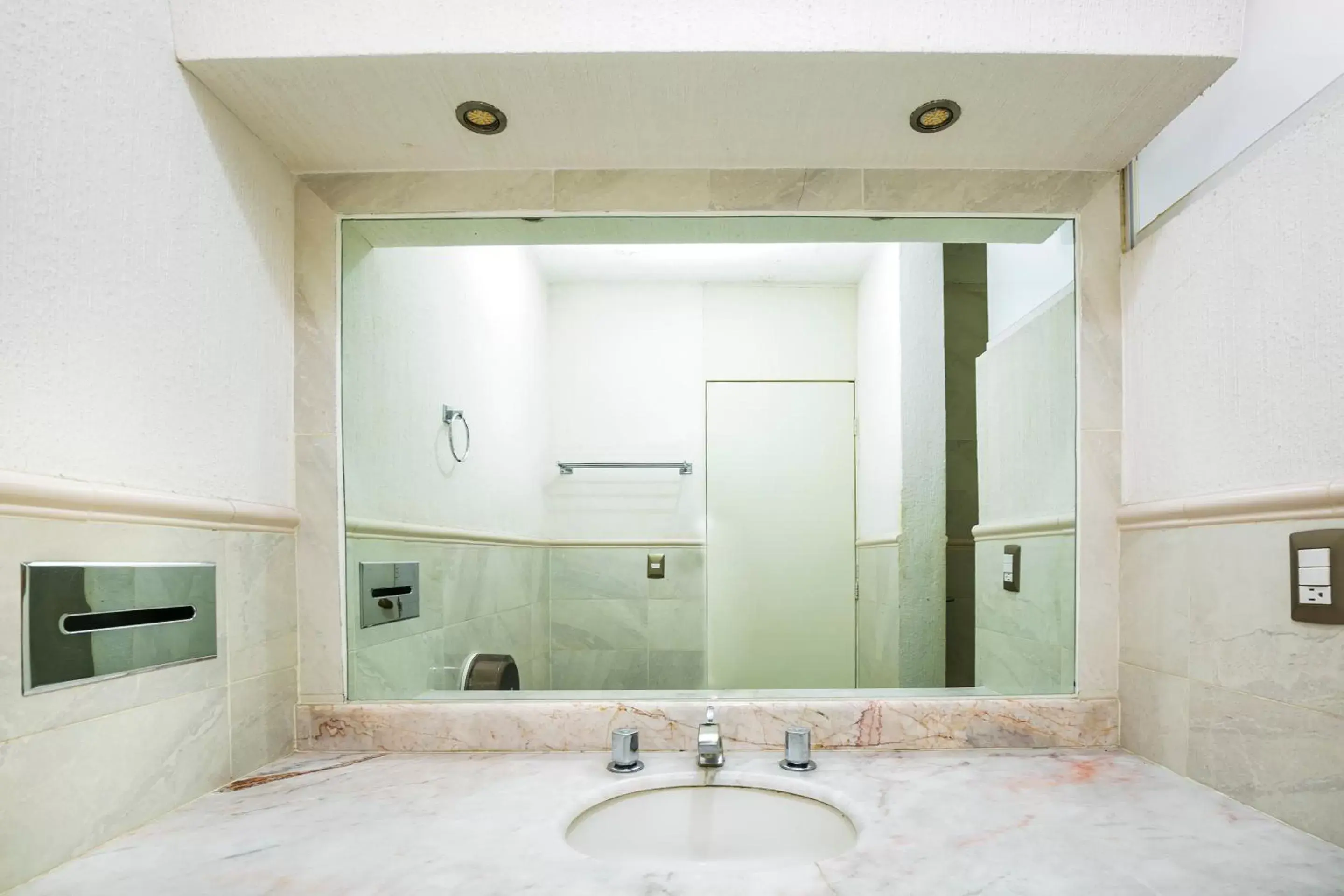 Area and facilities, Bathroom in Capital O Hotel Casa Blanca, Morelia