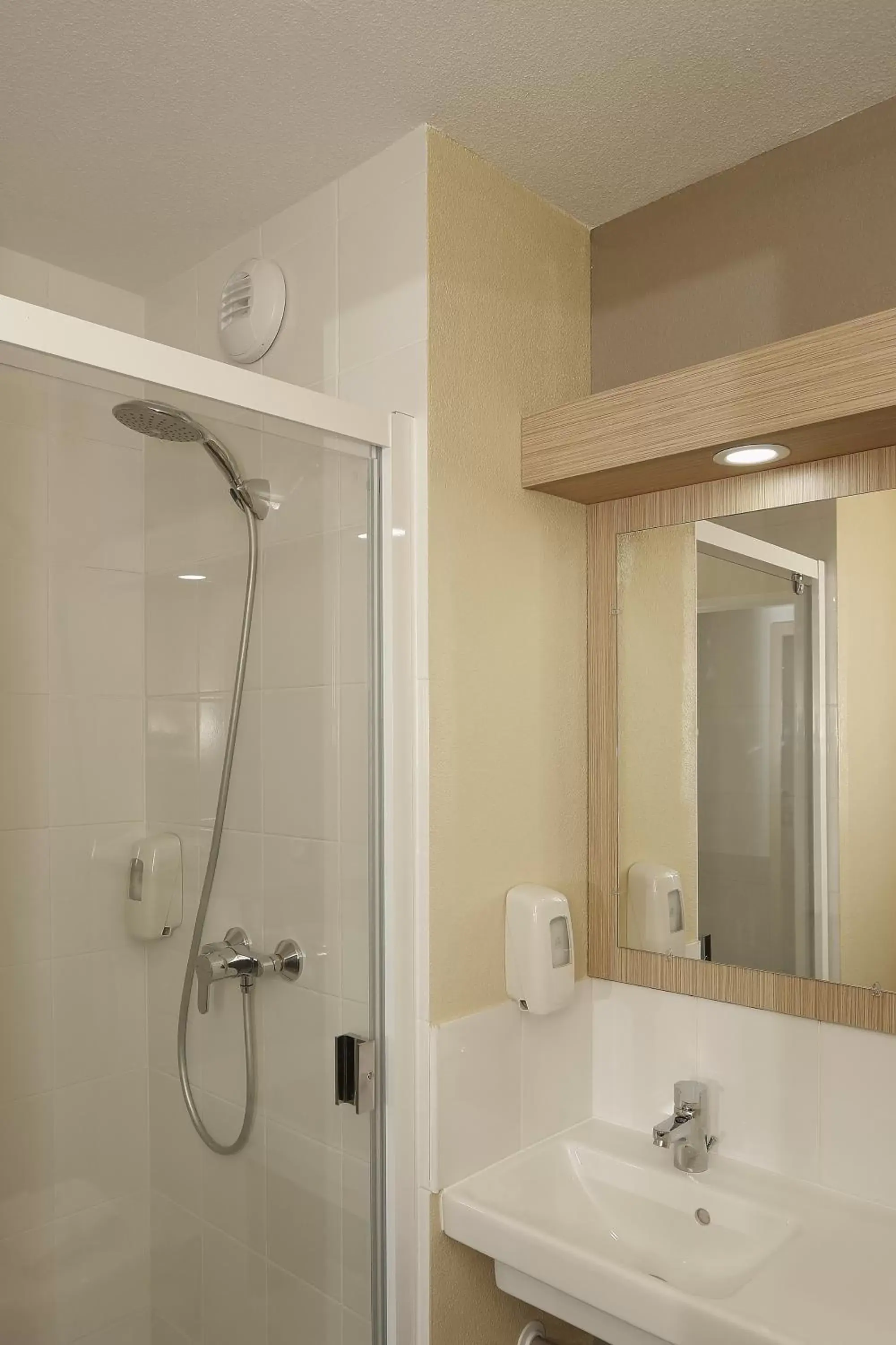 Shower, Bathroom in B&B HOTEL Gap