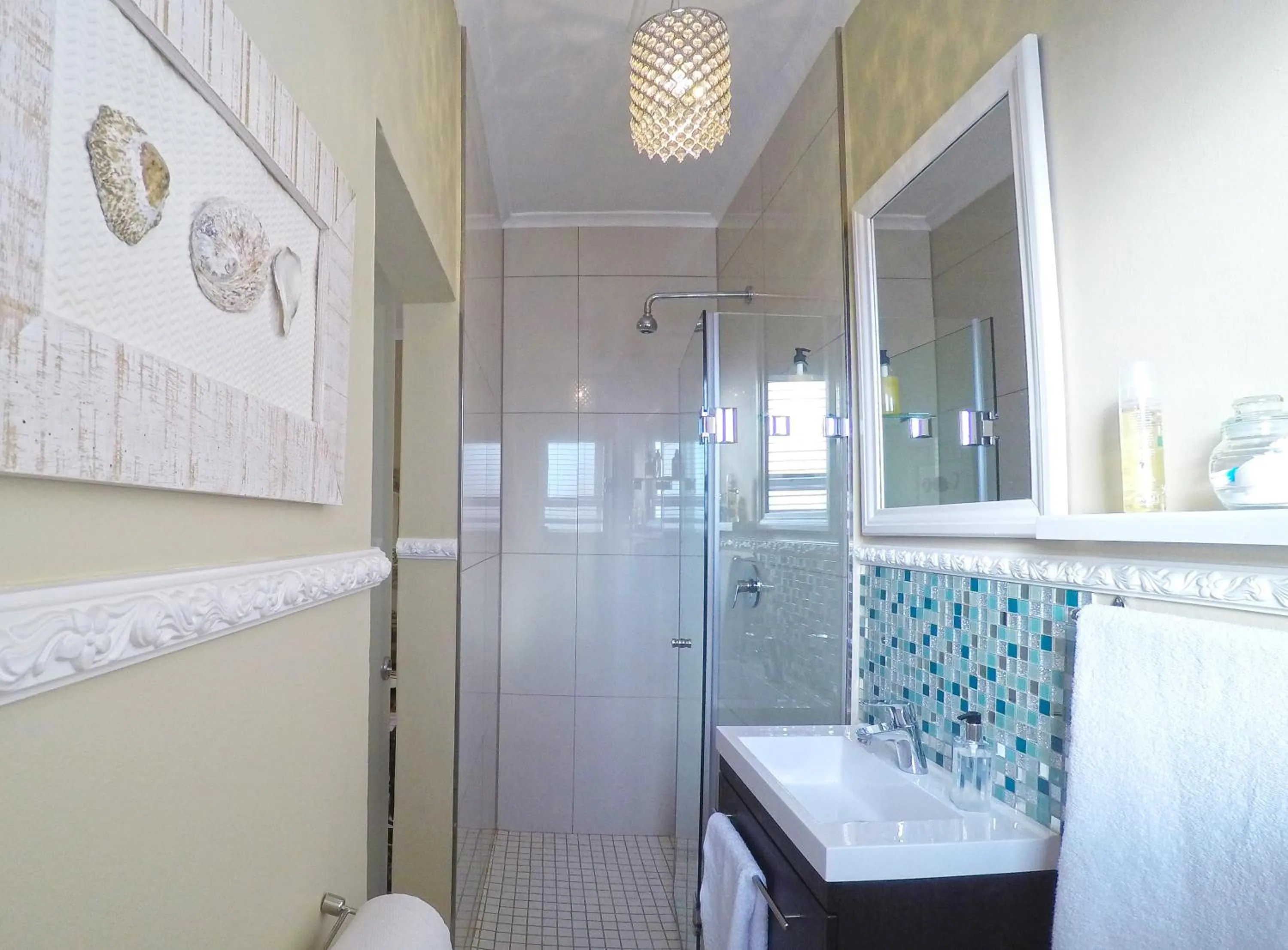 Shower in Dolphin Inn Guesthouse