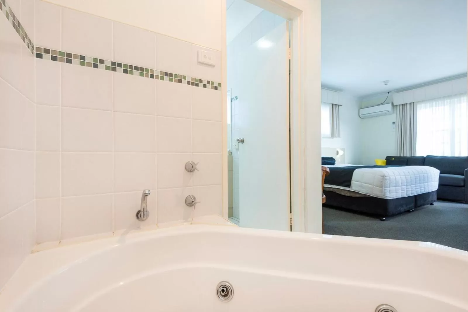 Hot Tub, Bed in Comfort Inn All Seasons