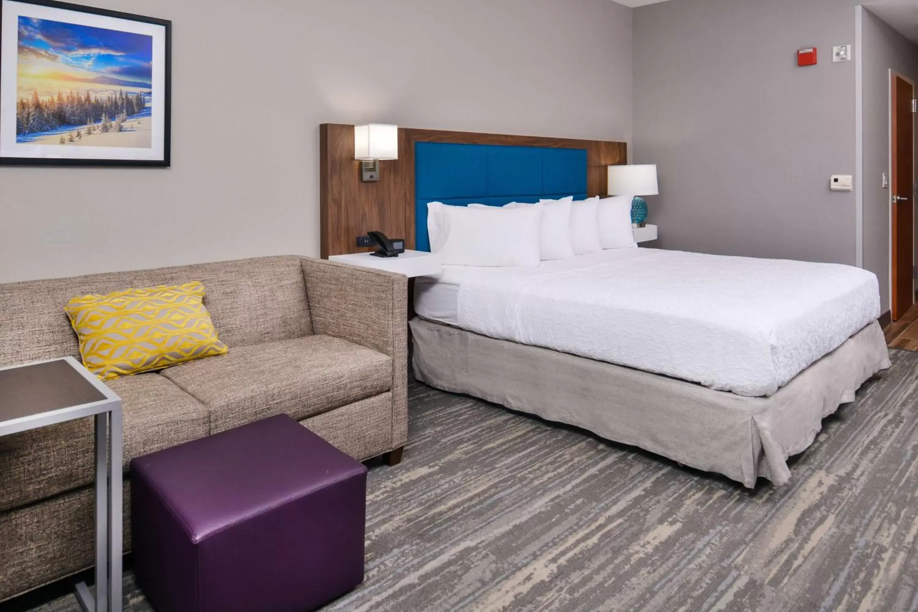 Living room, Bed in Hampton Inn & Suites Boise/Spectrum