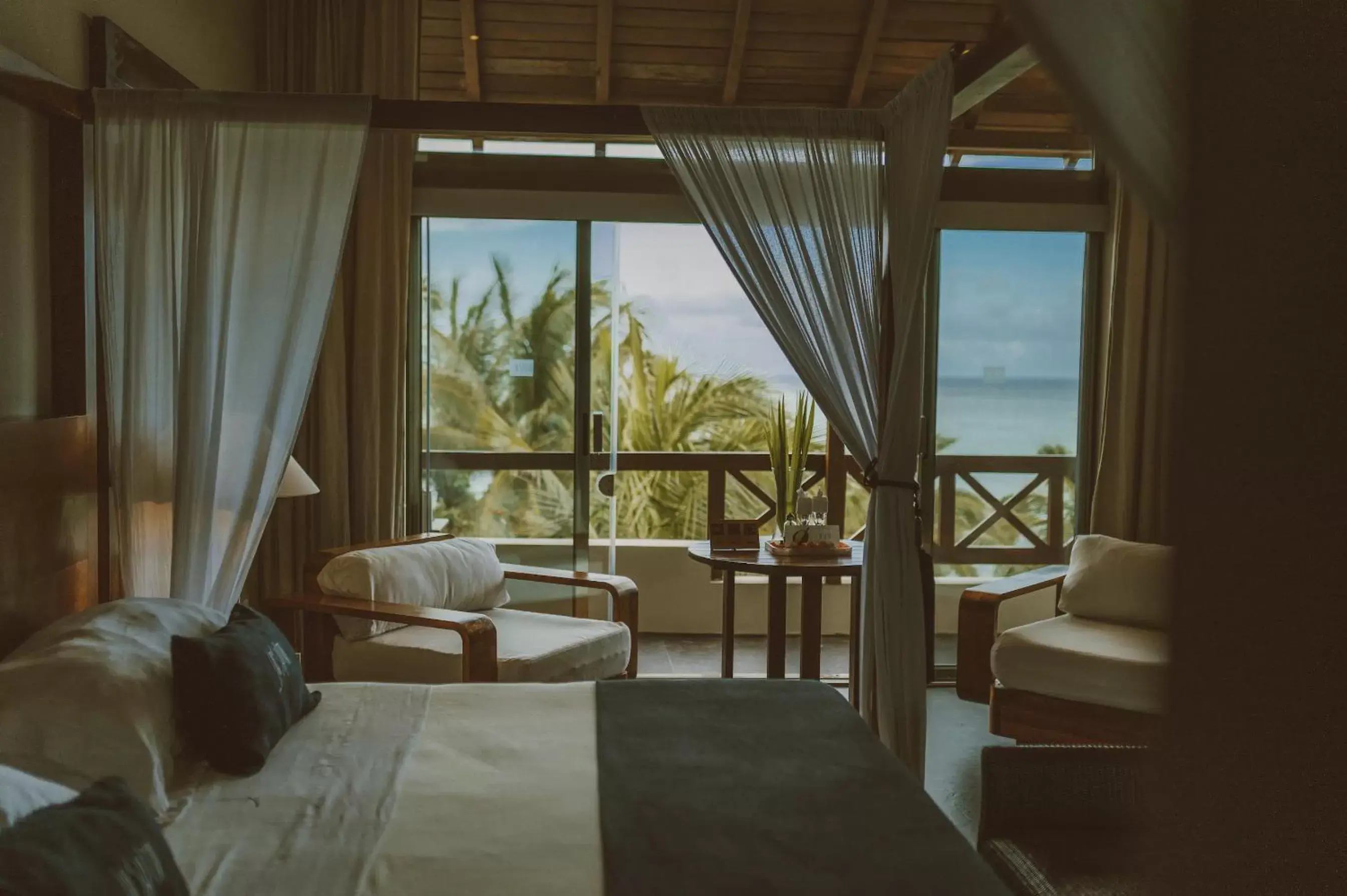 Bed, Seating Area in Jashita Hotel