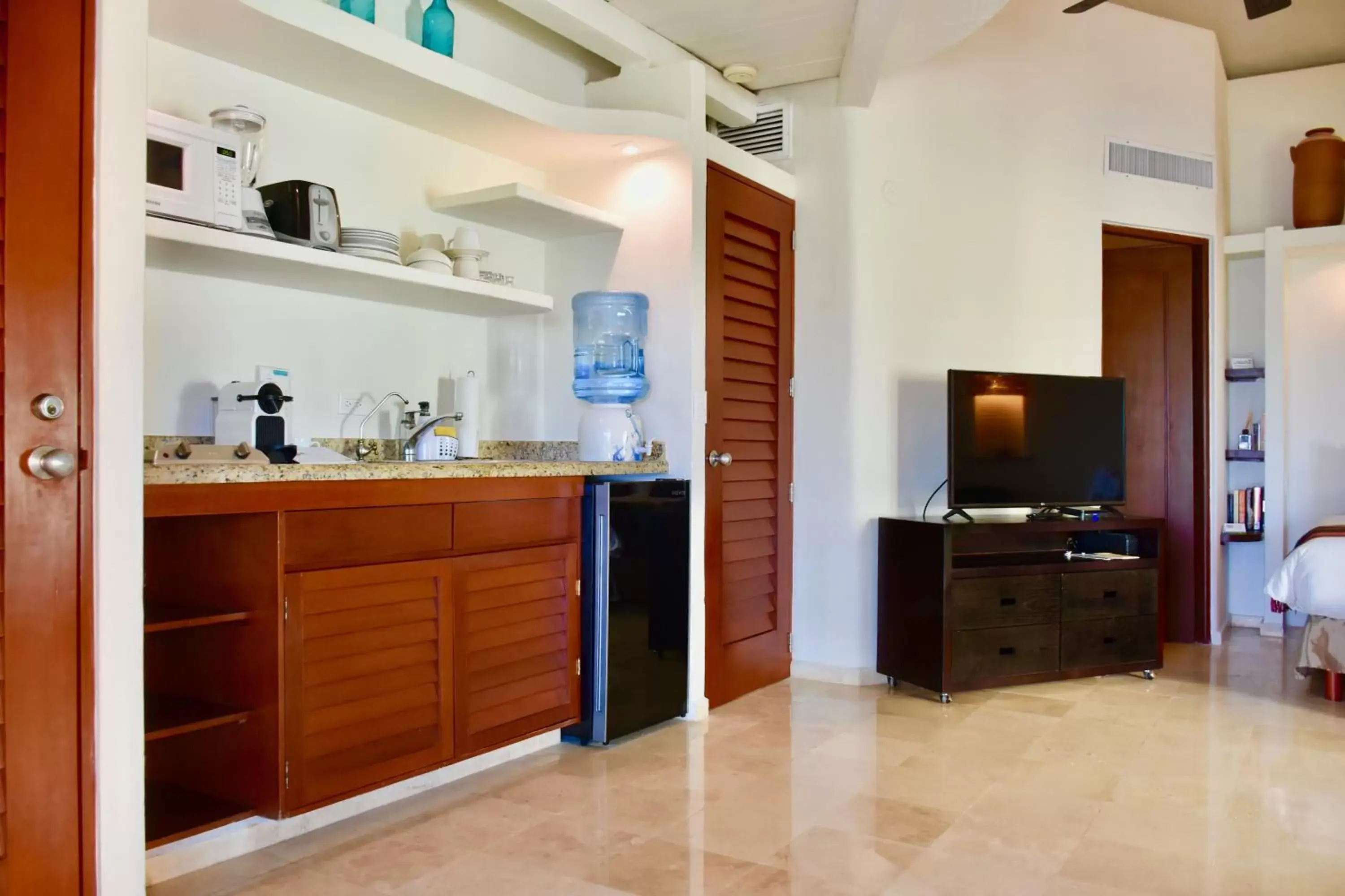 Coffee/tea facilities, Kitchen/Kitchenette in Playa Palms Beach Hotel