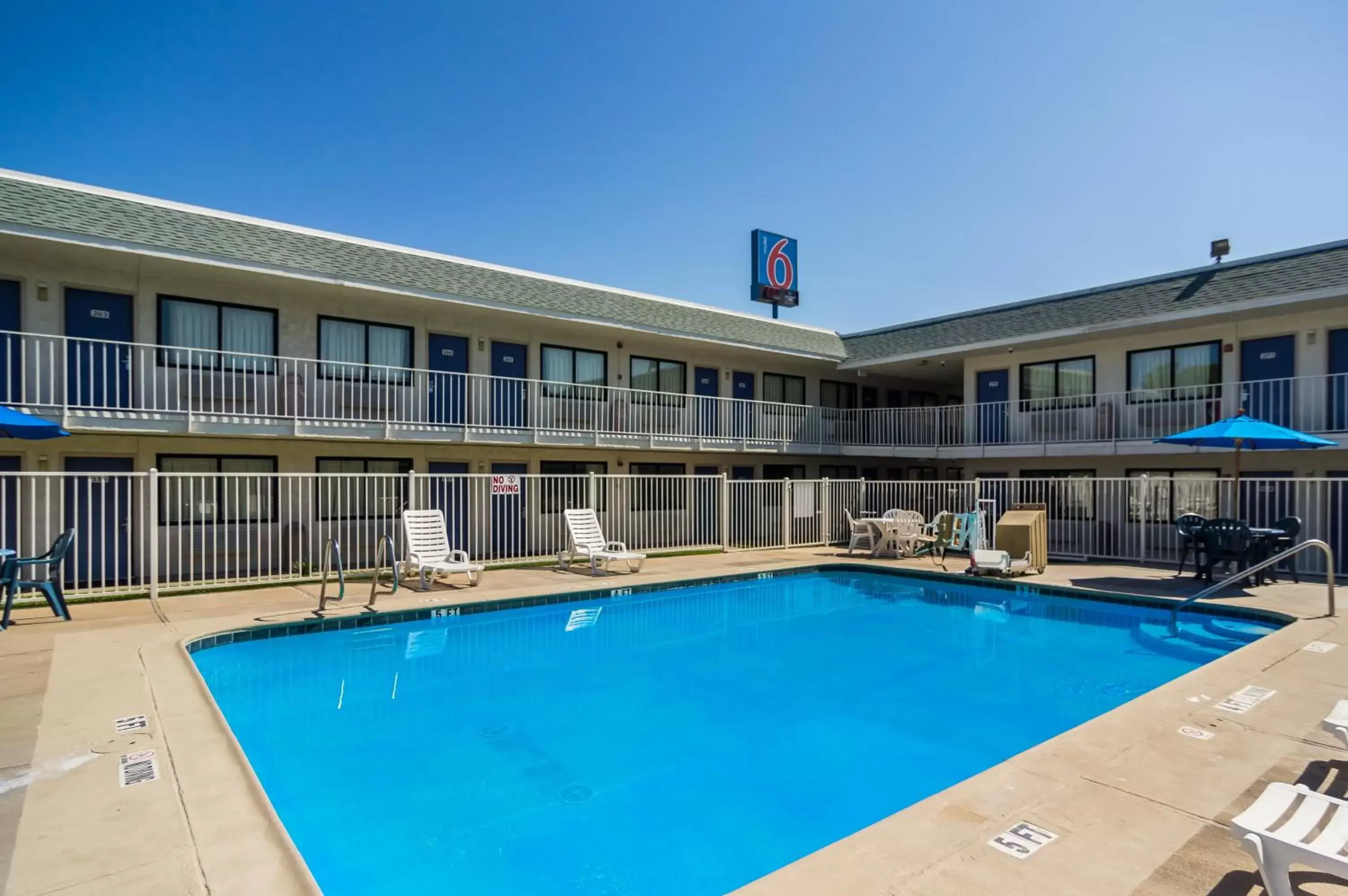 Swimming Pool in Motel 6-Bellmead, TX - Waco