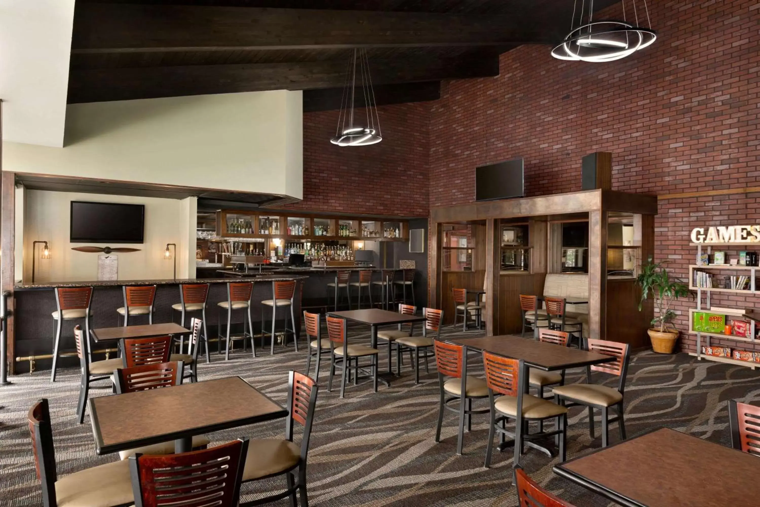 Lounge or bar, Restaurant/Places to Eat in Ramada by Wyndham Spokane Airport