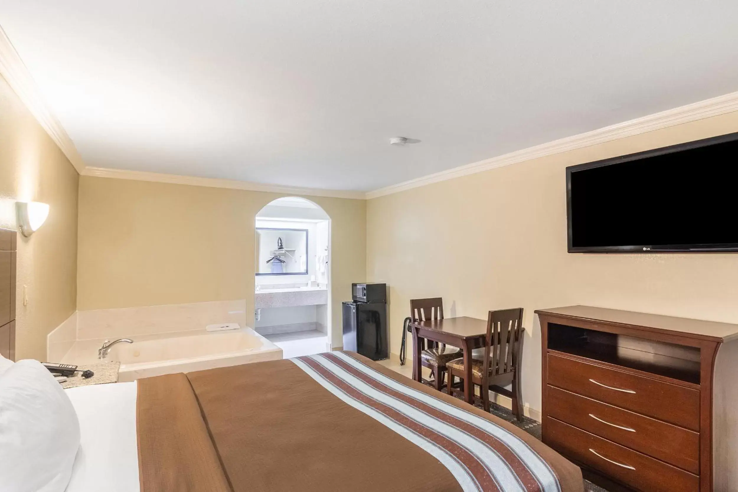 Bedroom, TV/Entertainment Center in Americas Best Value Inn I-45 / Loop 610