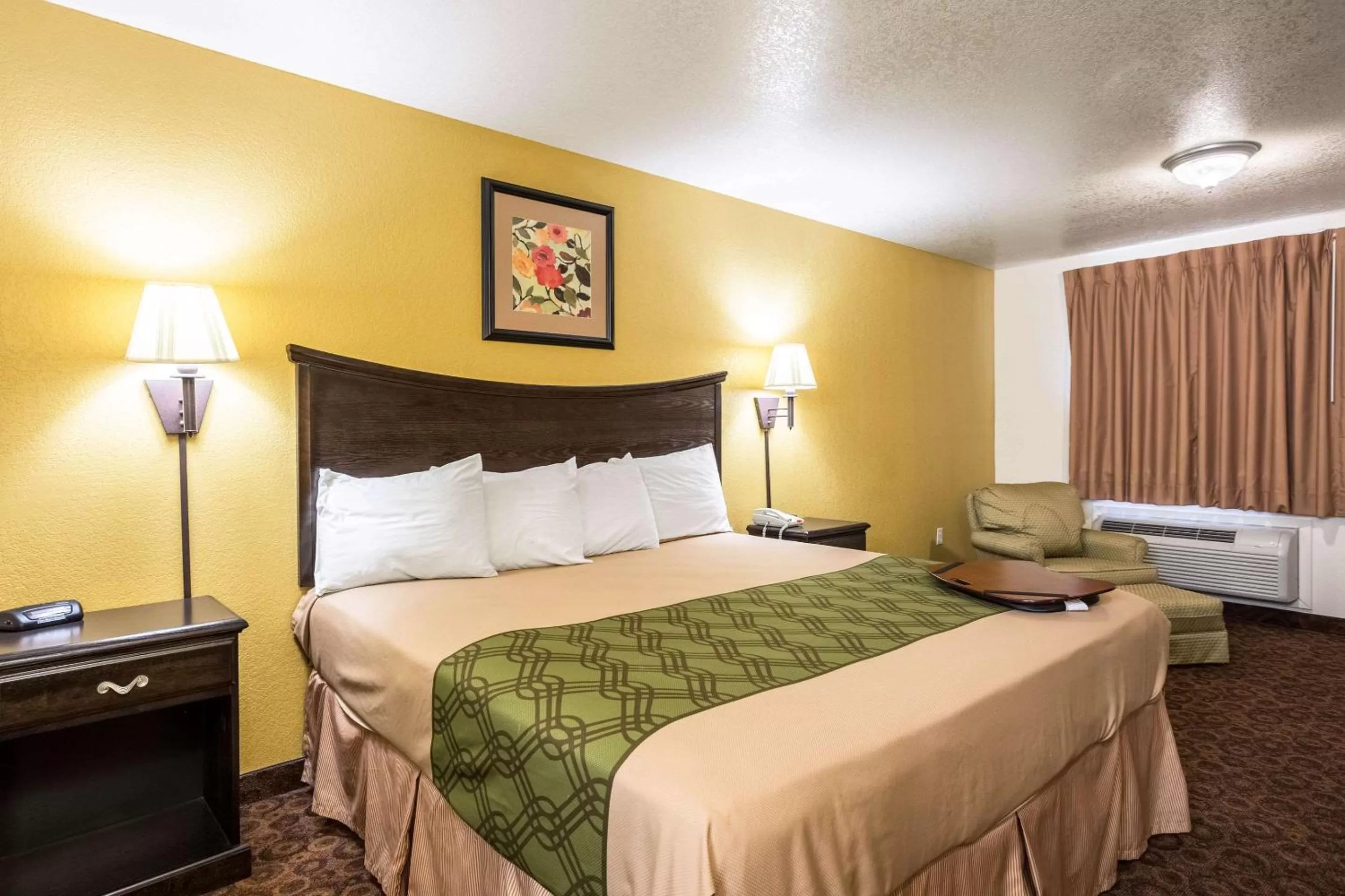 Photo of the whole room, Bed in Econo Lodge Inn & Suites Searcy